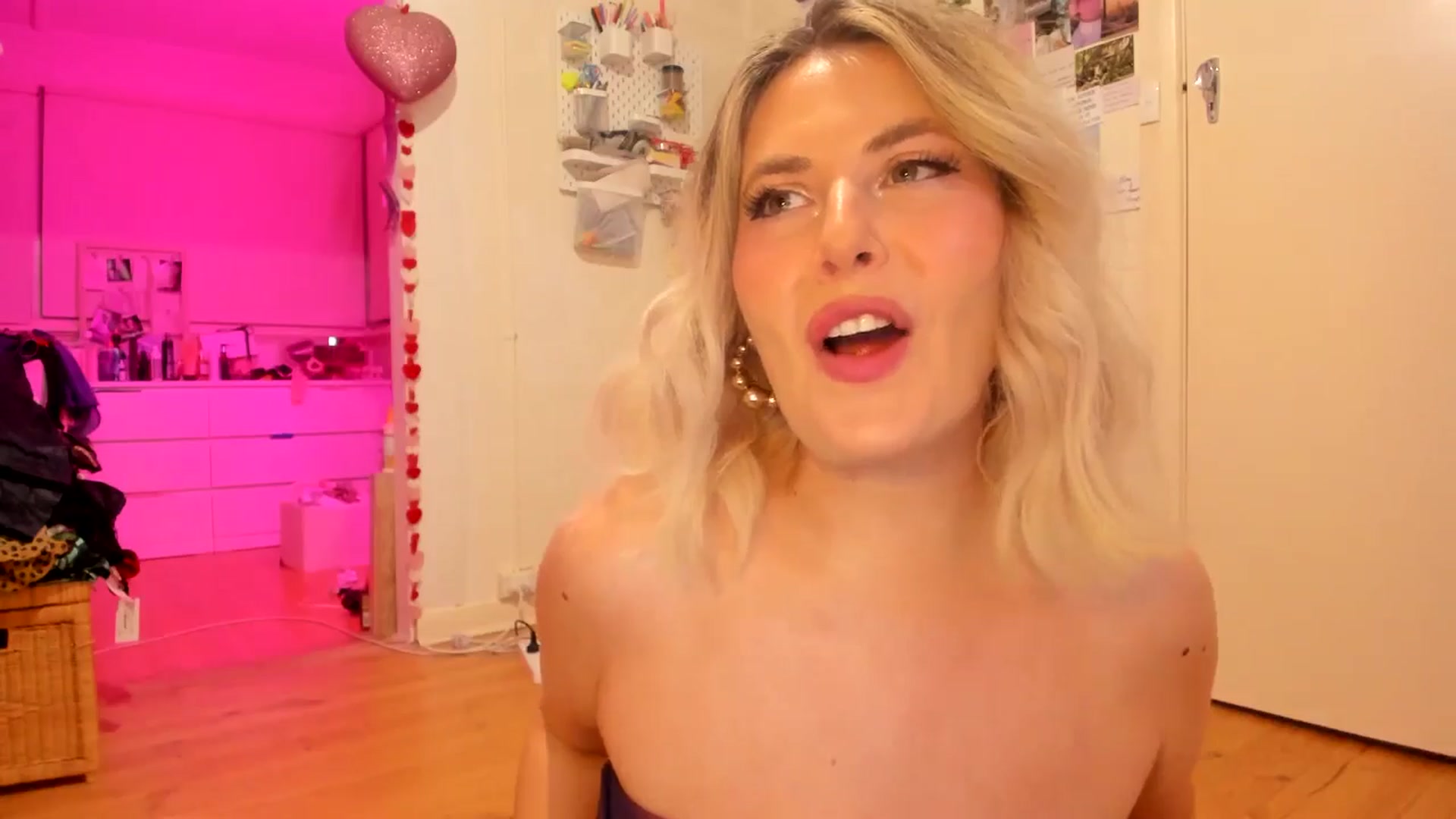 Gallery image thumbnail from Fun_Nikki's myfreecams stream on, 05/10/2025, 09:24 image 5 of 20