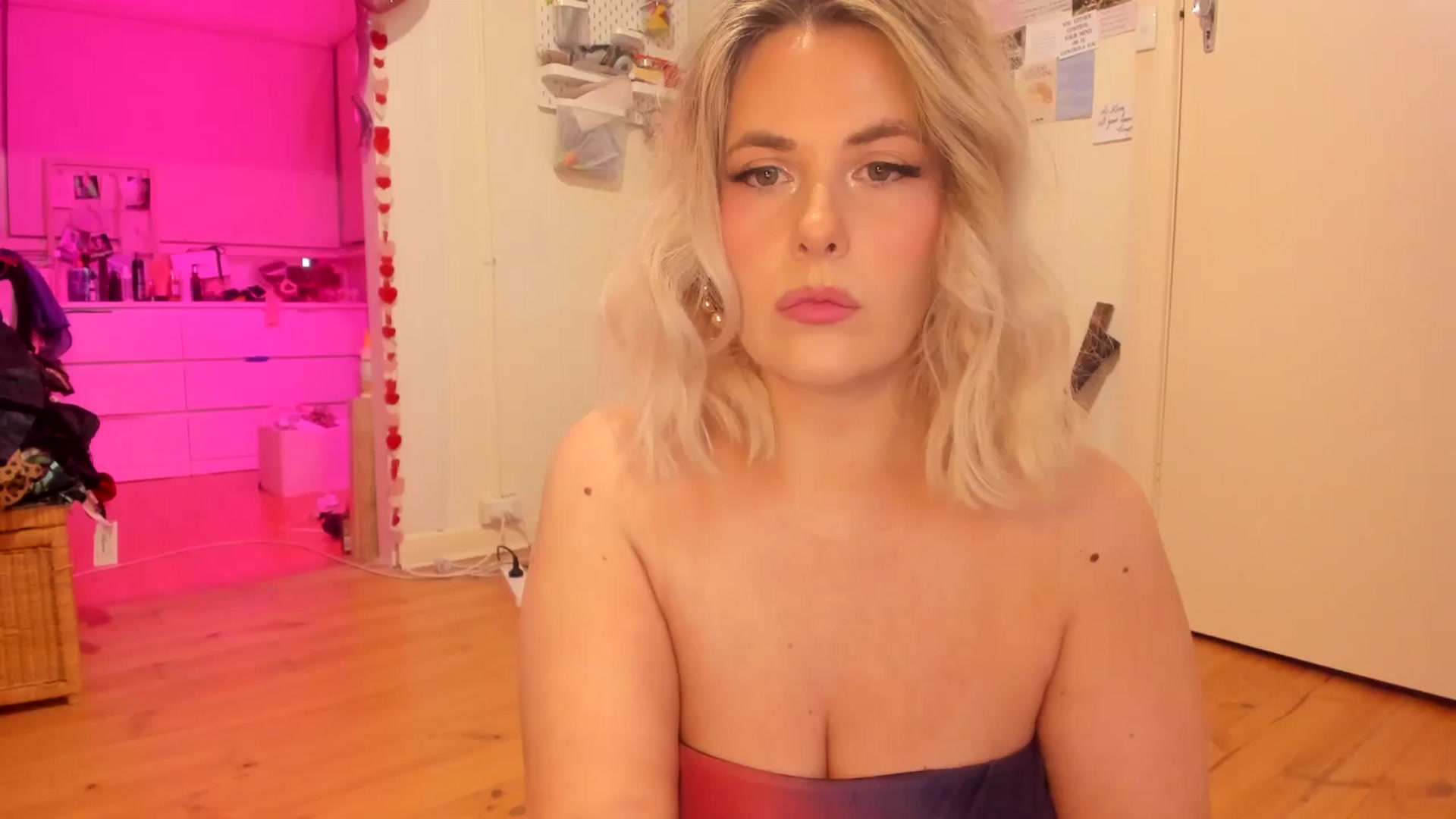 Gallery image thumbnail from Fun_Nikki's myfreecams stream on, 05/10/2025, 09:24 image 1 of 20