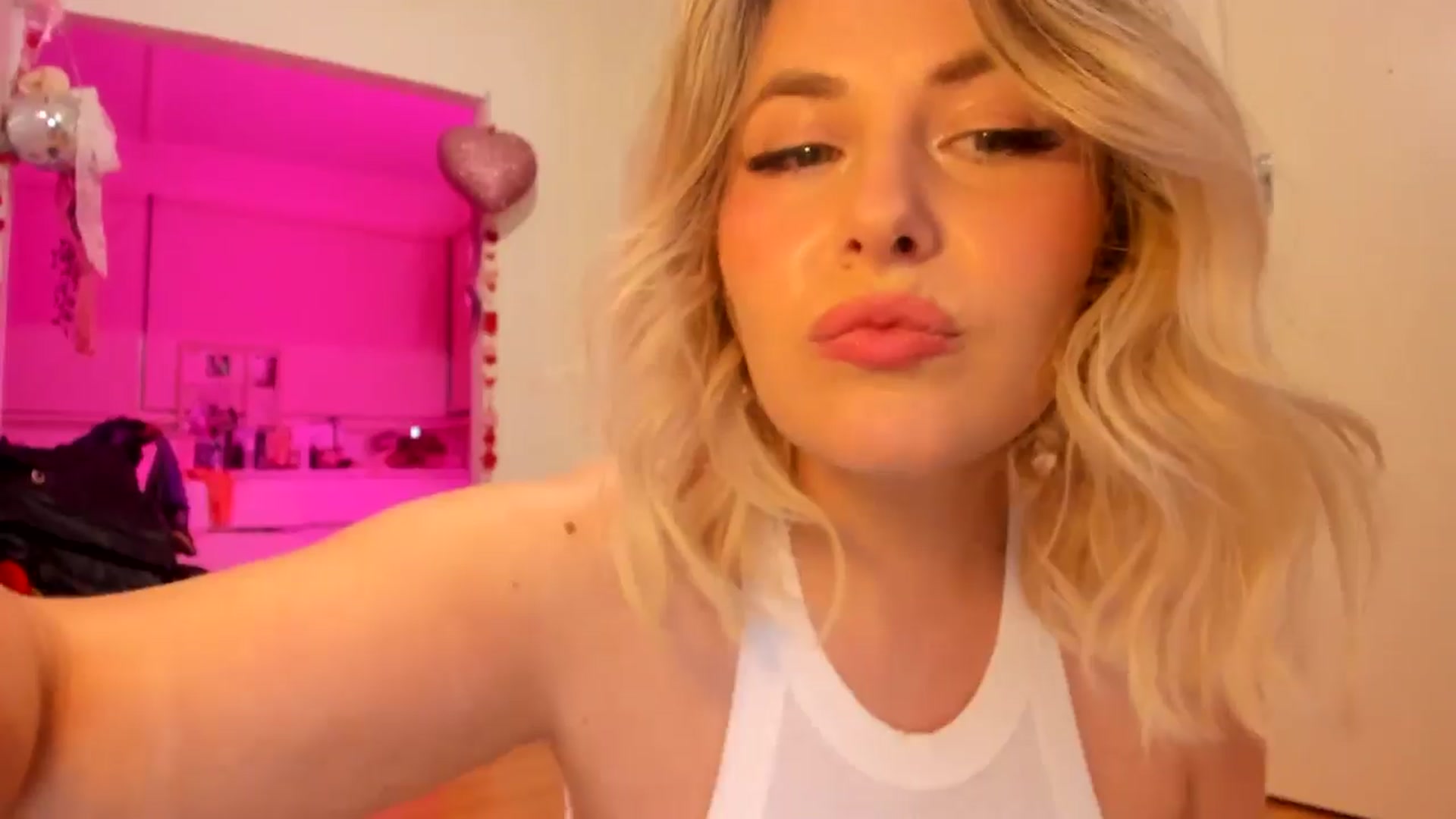 Gallery image thumbnail from Fun_Nikki's myfreecams stream on, 05/10/2025, 12:25 image 16 of 20