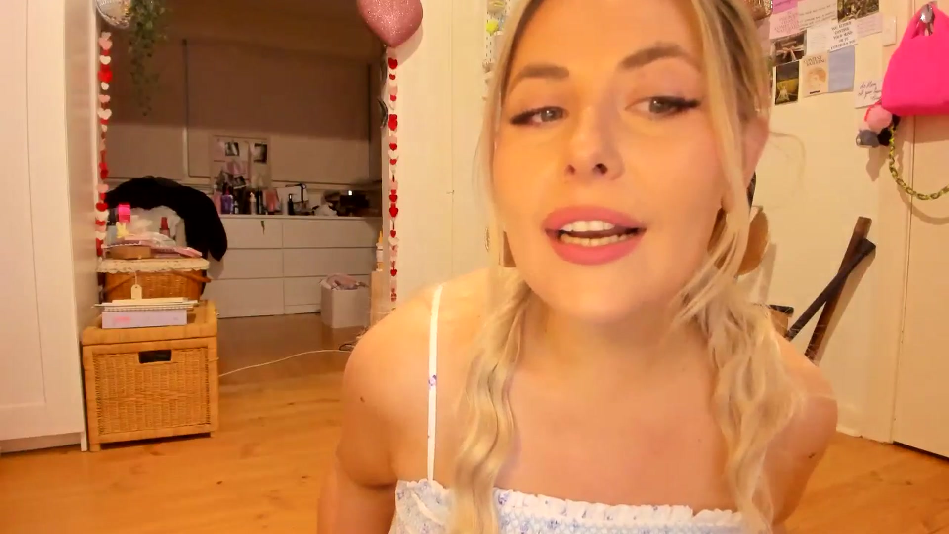 Gallery image thumbnail from Fun_Nikki's myfreecams stream on, 05/17/2025, 10:26 image 8 of 20