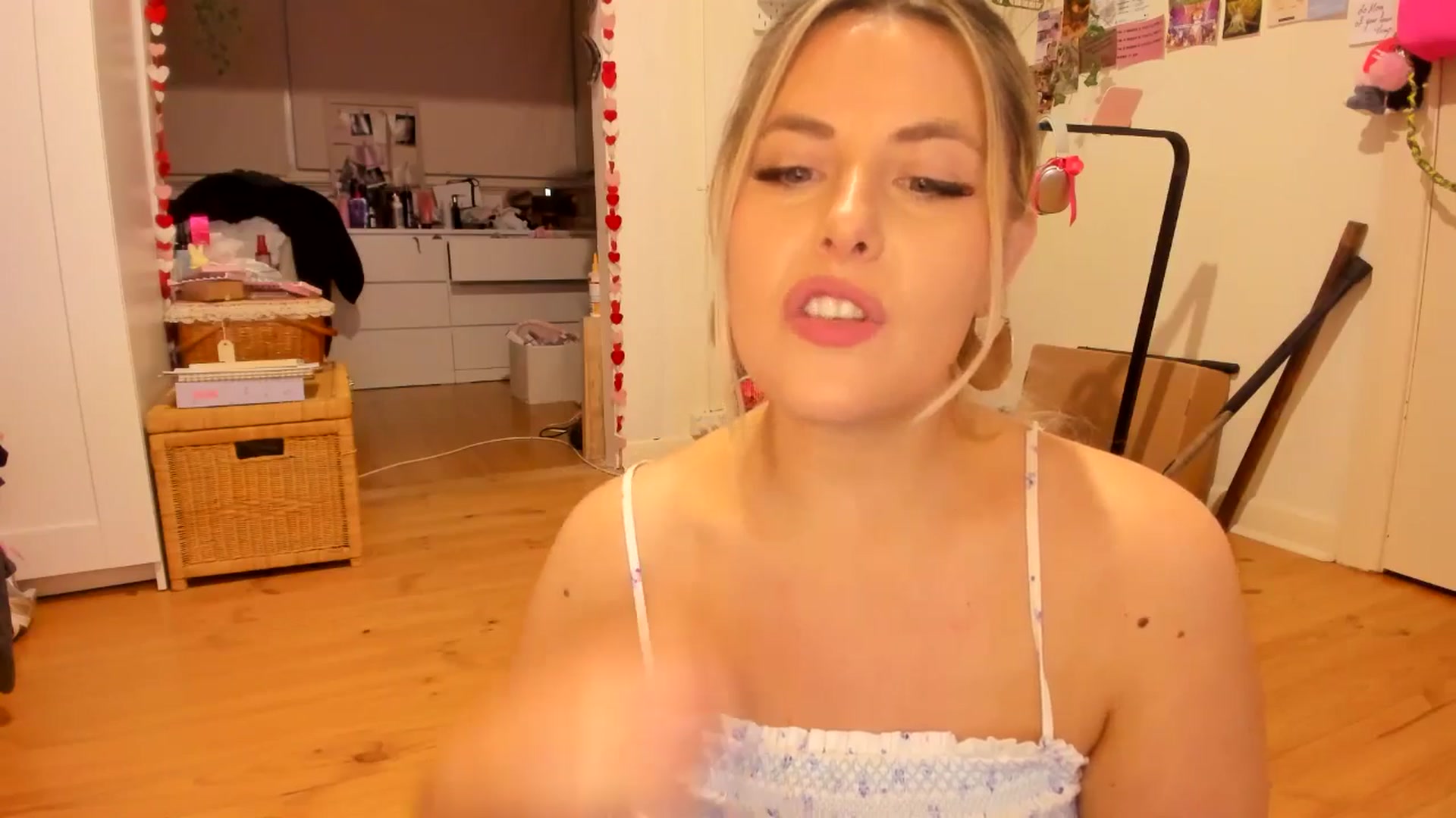 Gallery image thumbnail from Fun_Nikki's myfreecams stream on, 05/17/2025, 12:28 image 5 of 20