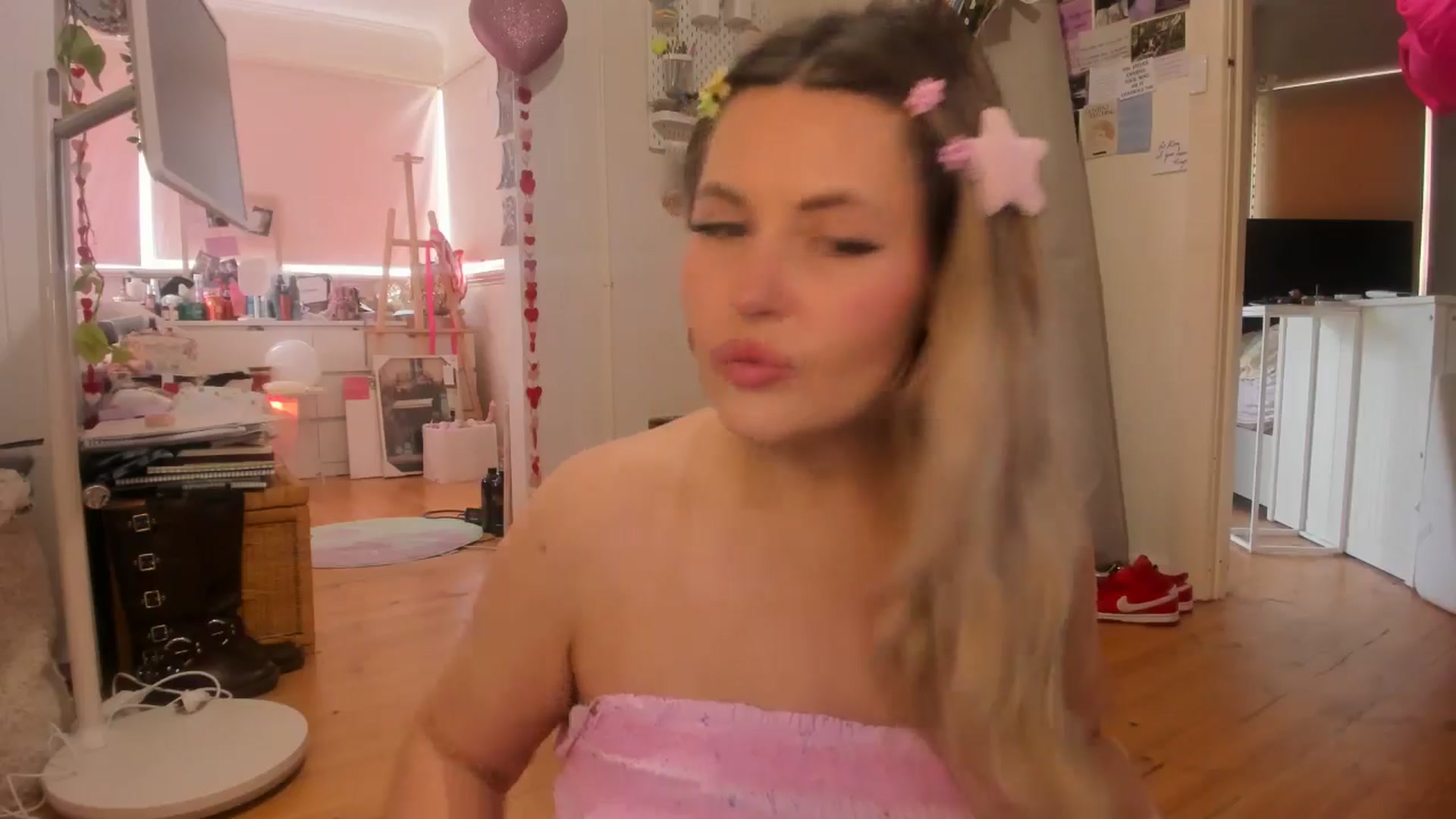 Gallery image thumbnail from Fun_Nikki's myfreecams stream on, 08/08/2025, 01:23 image 11 of 20