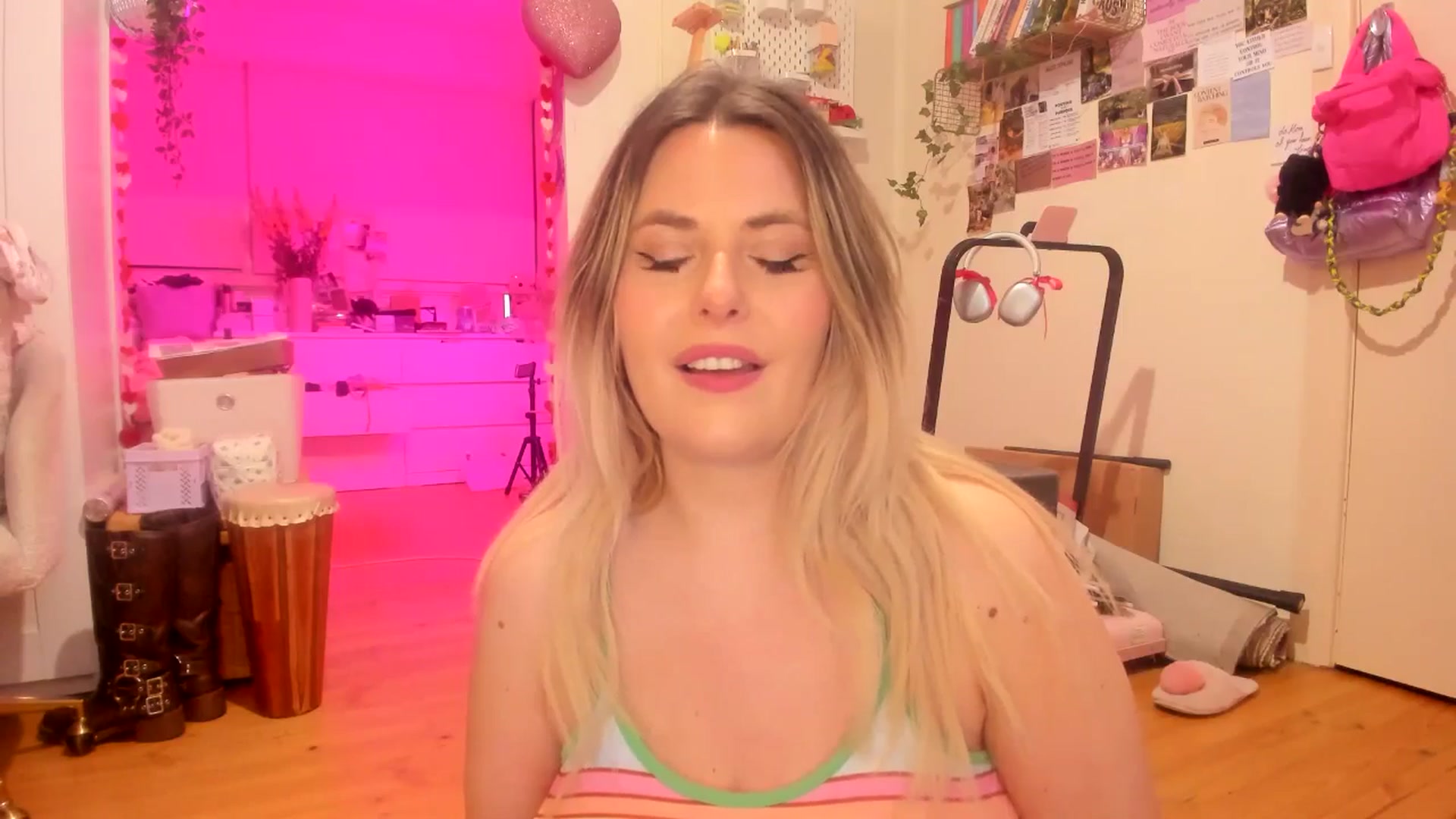 Gallery image thumbnail from Fun_Nikki's myfreecams stream on, 09/20/2025, 13:00 image 19 of 20