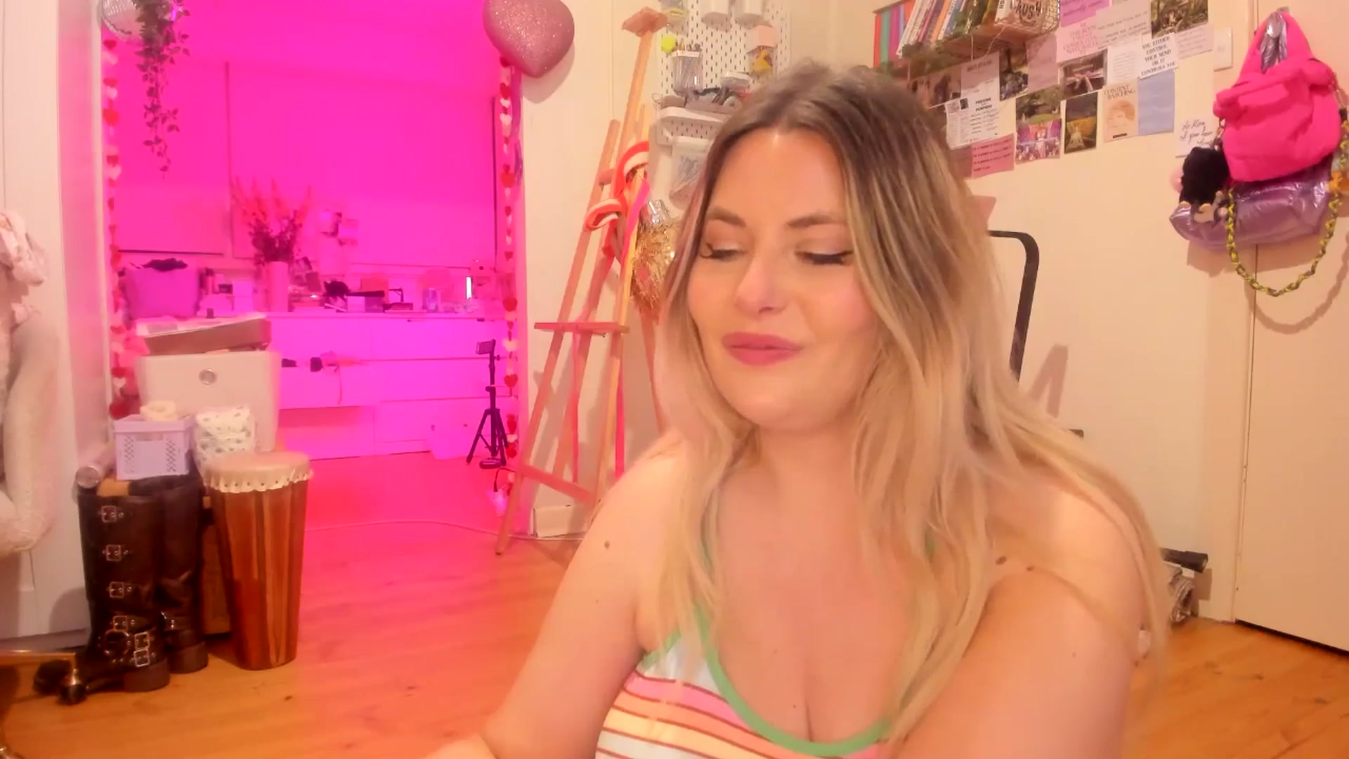 Gallery image thumbnail from Fun_Nikki's myfreecams stream on, 09/20/2025, 13:00 image 17 of 20