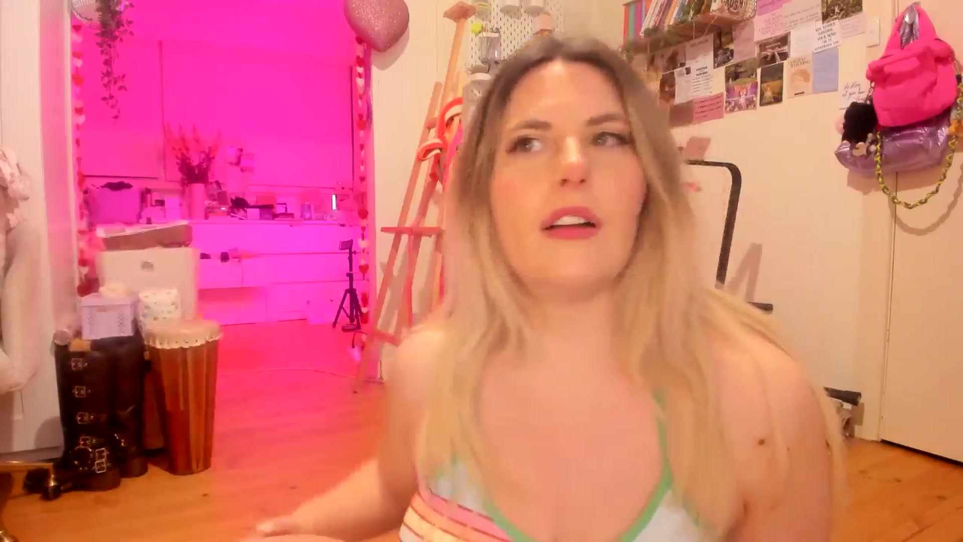 Gallery image thumbnail from Fun_Nikki's myfreecams stream on, 09/20/2025, 13:00 image 18 of 20