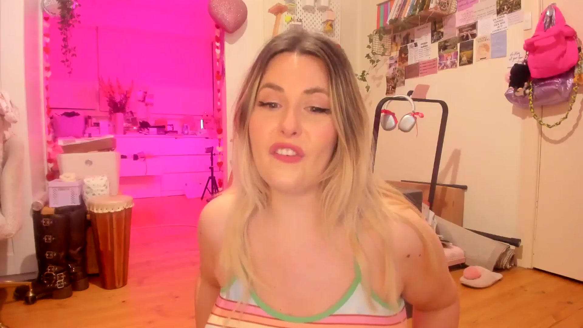 Gallery image thumbnail from Fun_Nikki's myfreecams stream on, 09/20/2025, 13:00 image 15 of 20