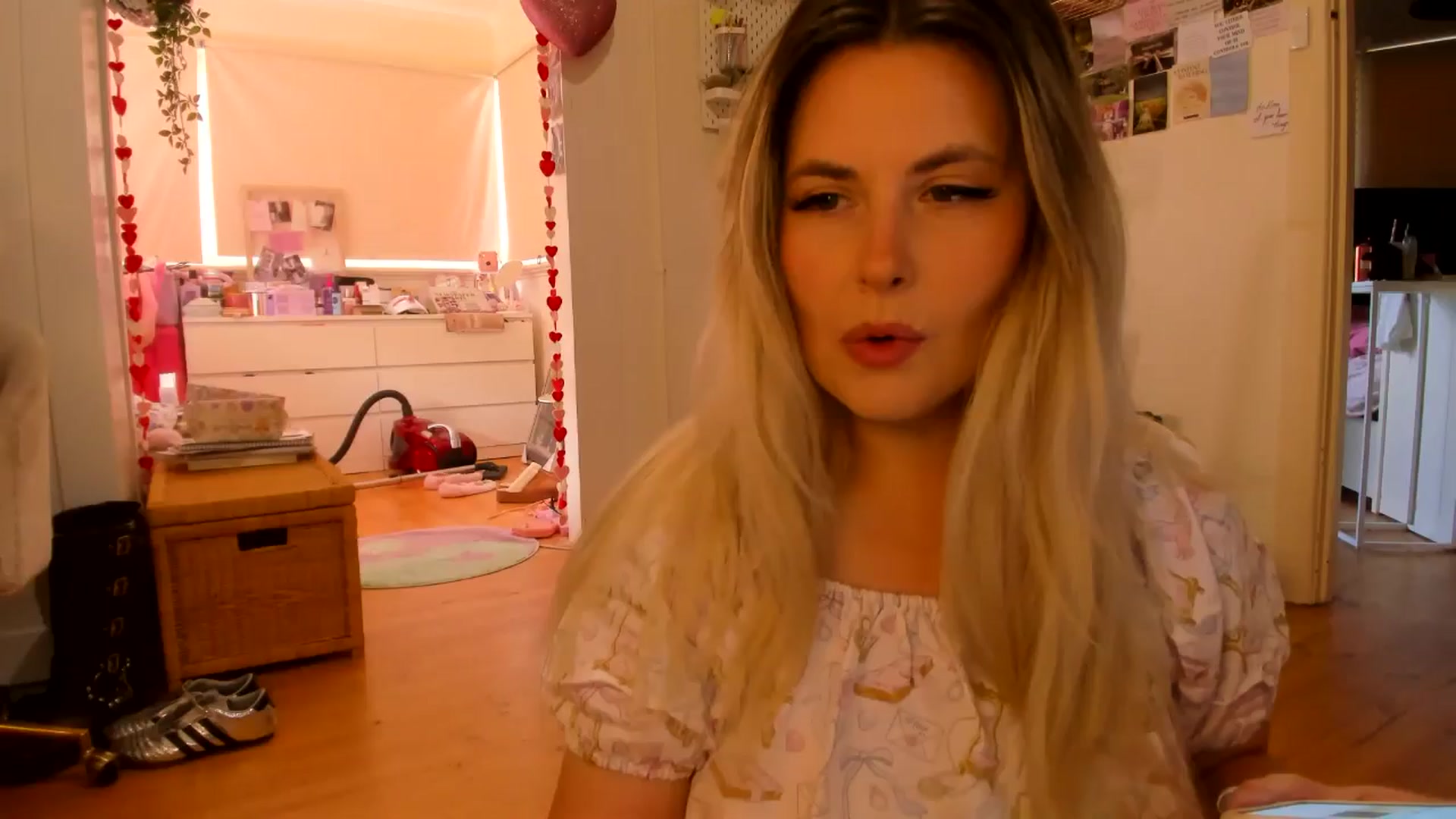Gallery image thumbnail from Fun_Nikki's myfreecams stream on, 10/01/2025, 24:57 image 1 of 20