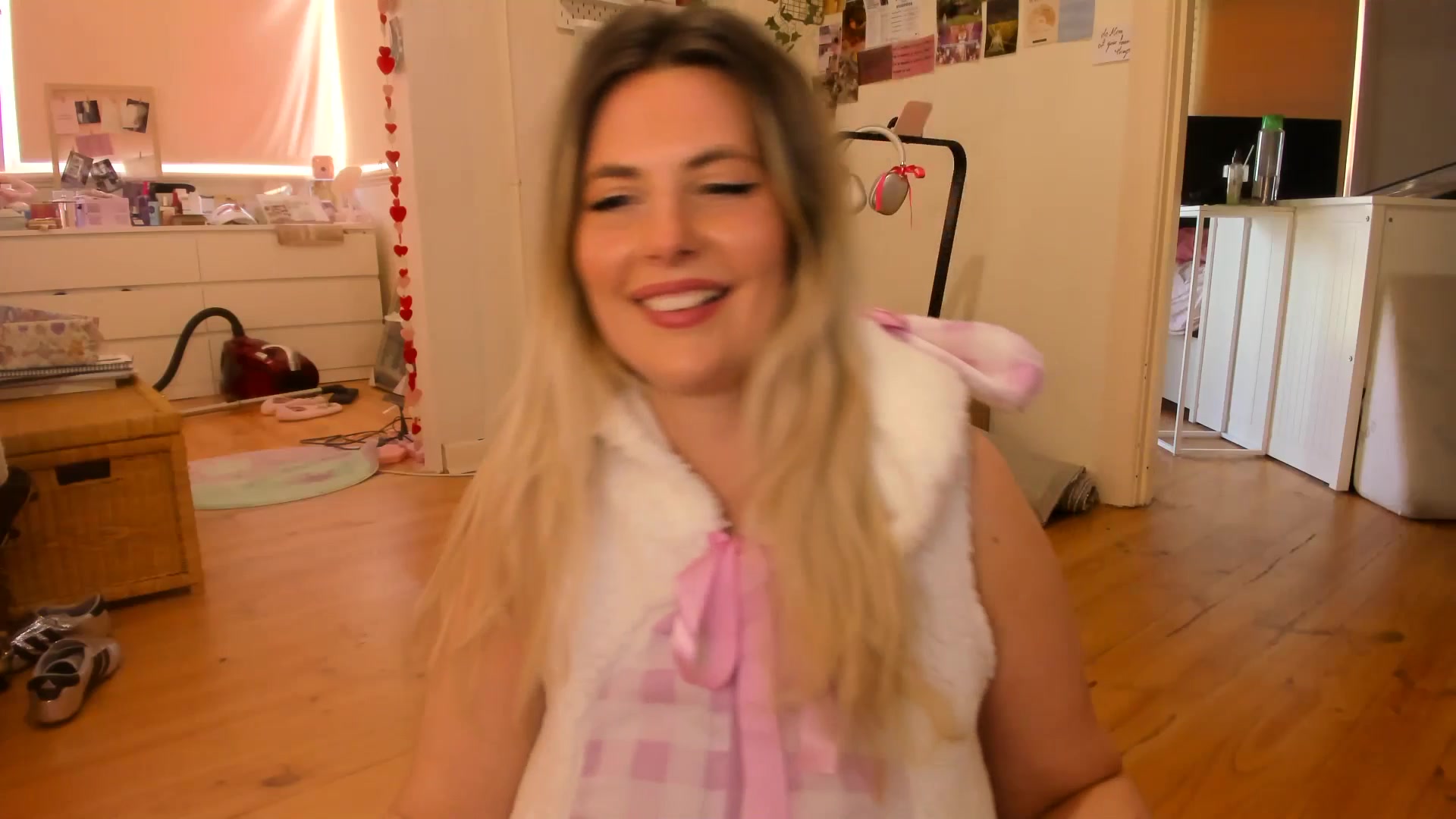 Gallery image thumbnail from Fun_Nikki's myfreecams stream on, 10/02/2025, 02:09 image 12 of 20