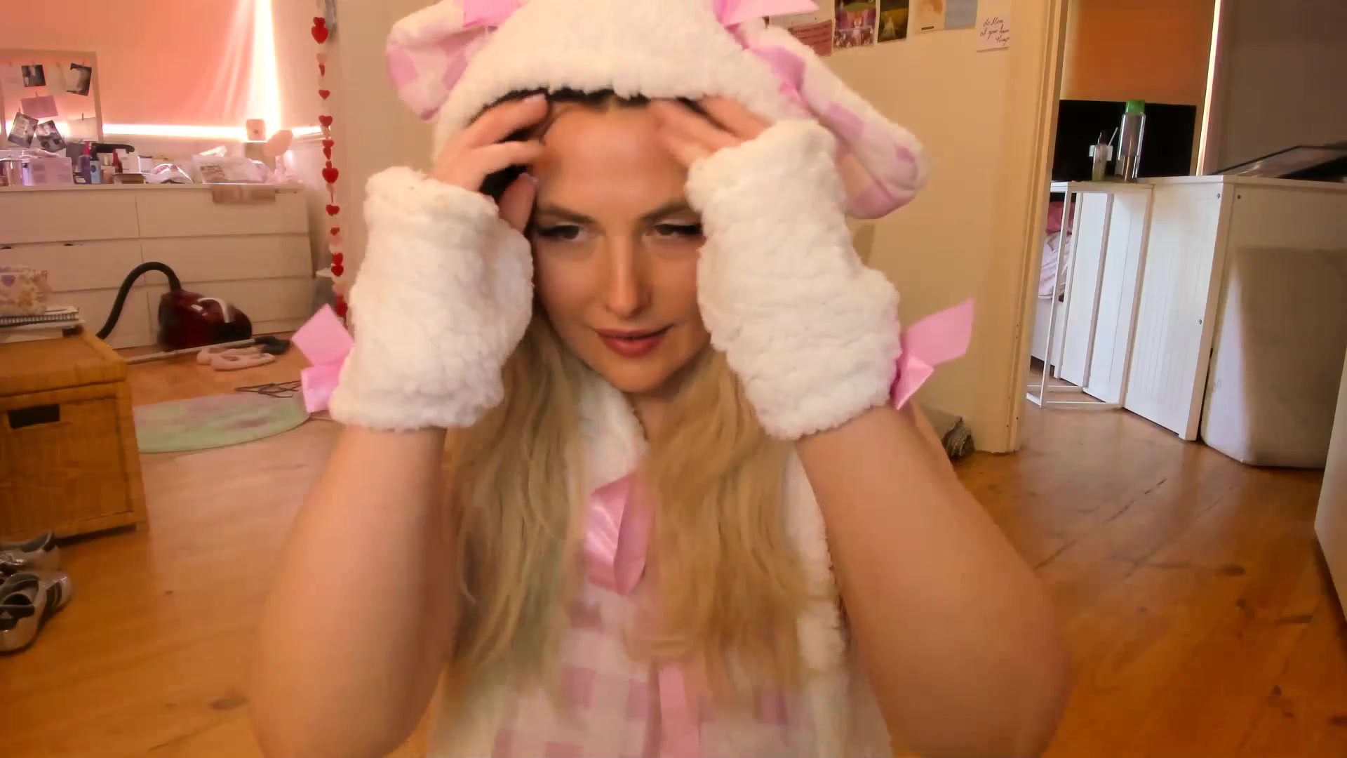 Gallery image thumbnail from Fun_Nikki's myfreecams stream on, 10/02/2025, 02:09 image 5 of 20