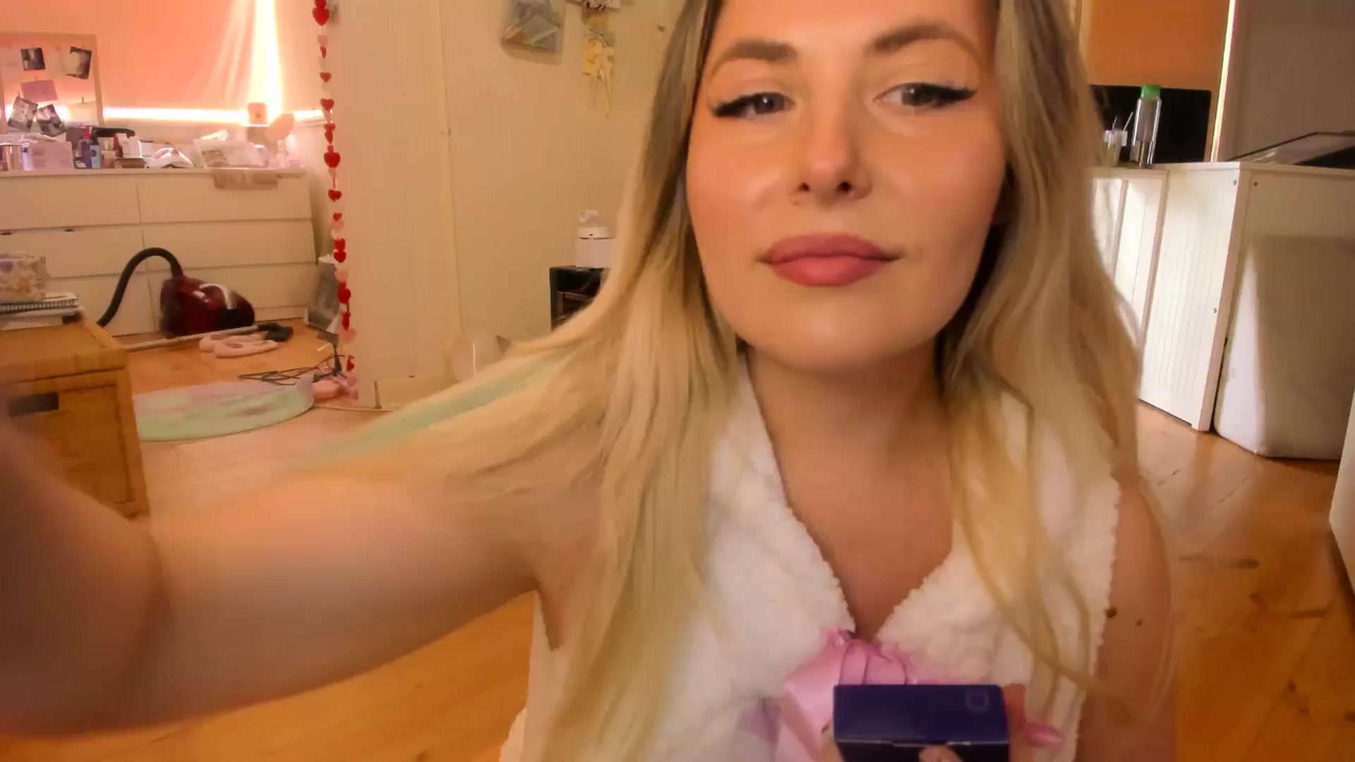 Gallery image thumbnail from Fun_Nikki's myfreecams stream on, 10/02/2025, 02:09 image 1 of 20