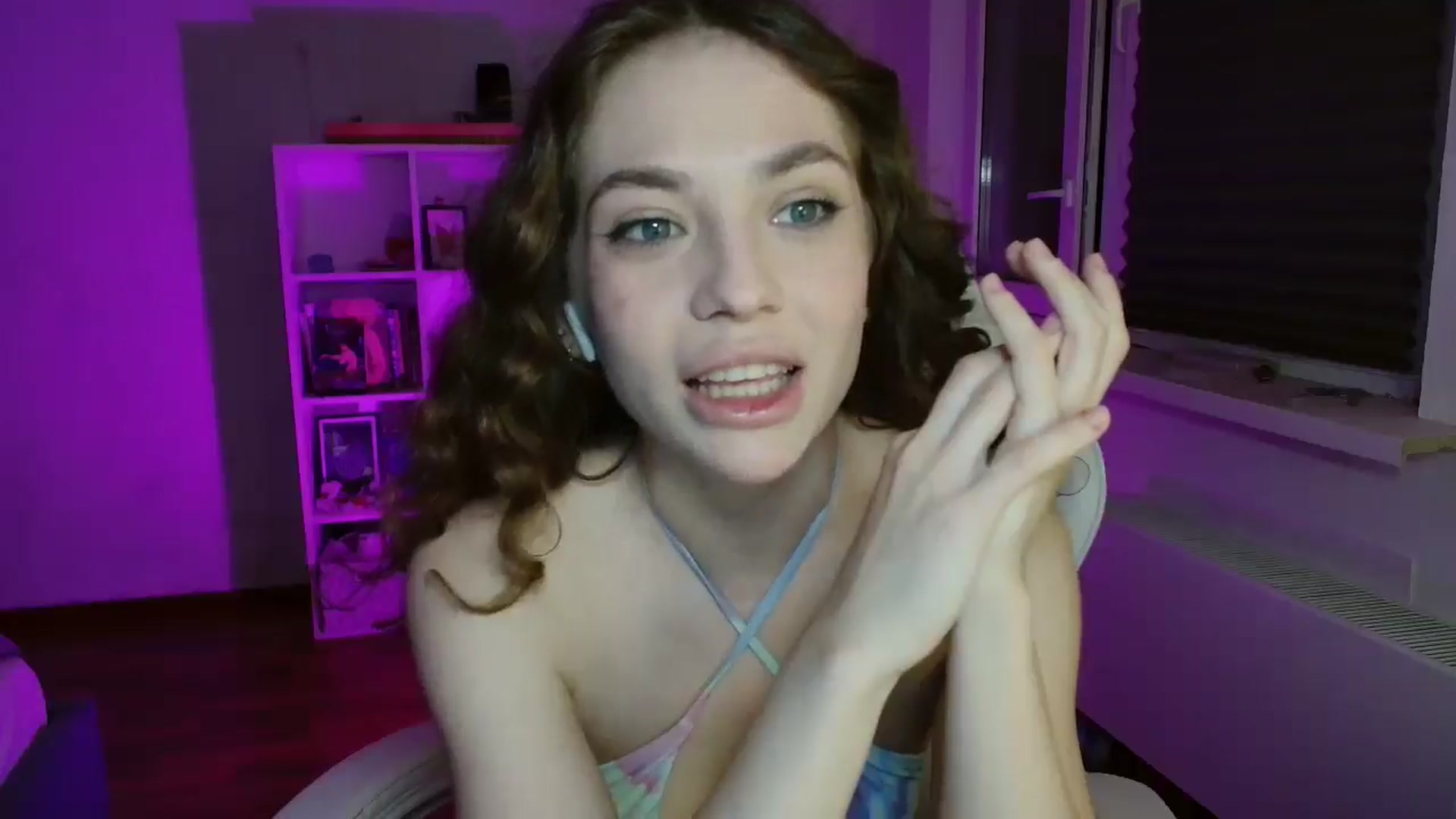 Gallery image thumbnail from FunnyMinni's myfreecams stream on, 04/01/2025, 16:37 image 15 of 20