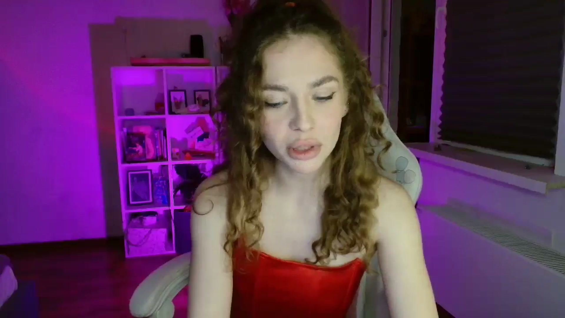 Gallery image thumbnail from FunnyMinni's myfreecams stream on, 04/06/2025, 19:33 image 9 of 20