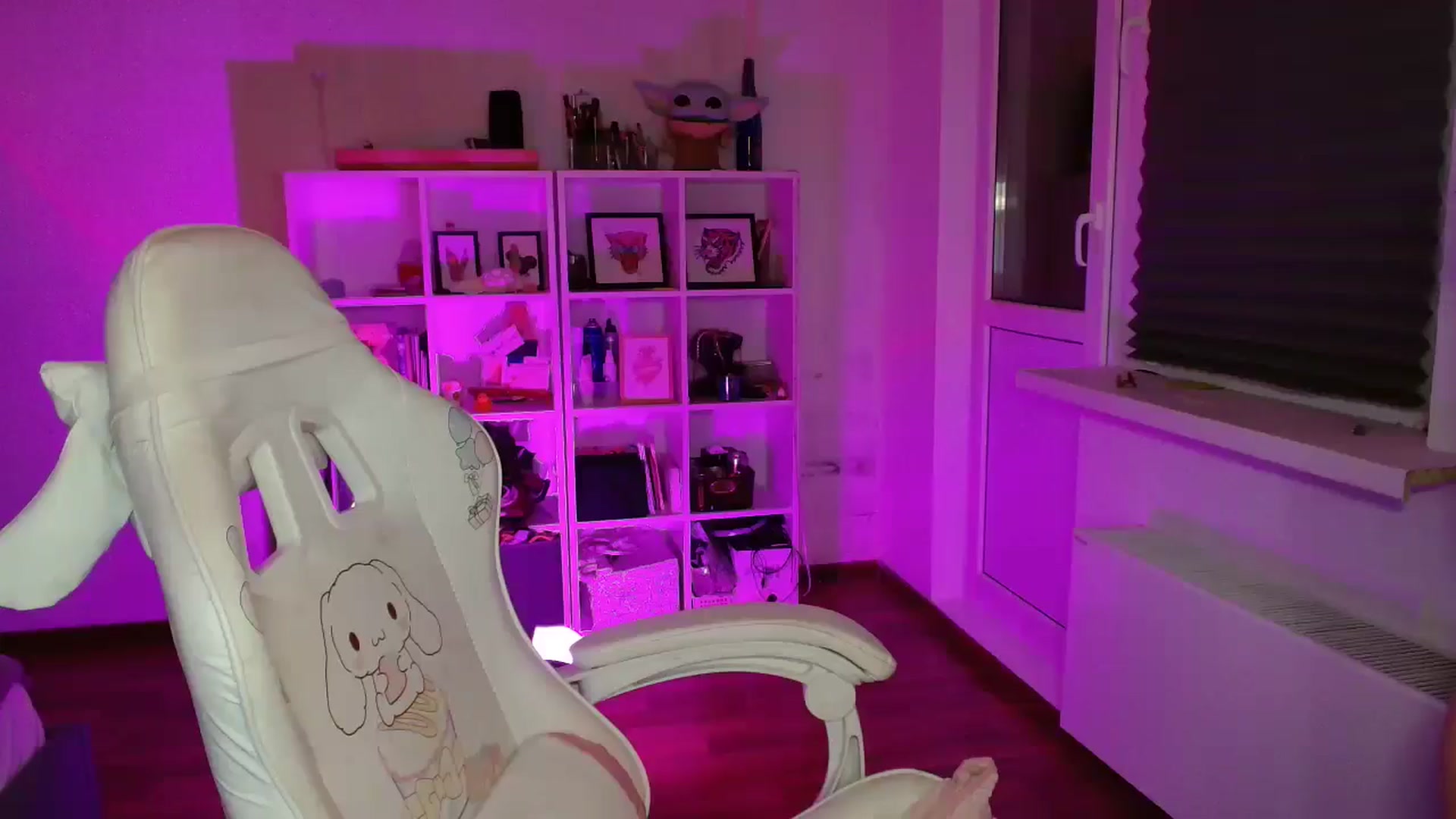Gallery image thumbnail from FunnyMinni's myfreecams stream on, 04/06/2025, 19:33 image 2 of 20