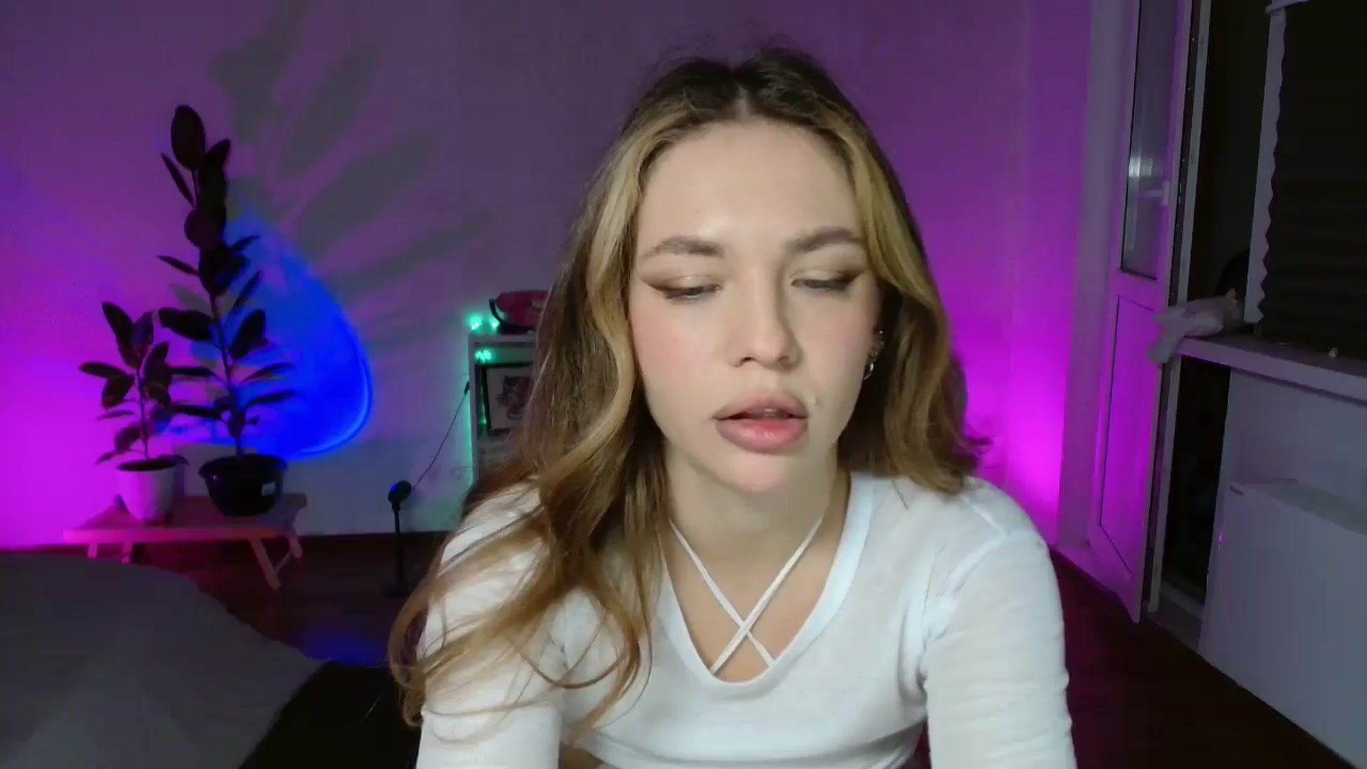 Gallery image thumbnail from FunnyMinni's myfreecams stream on, 09/23/2025, 17:19 image 15 of 20