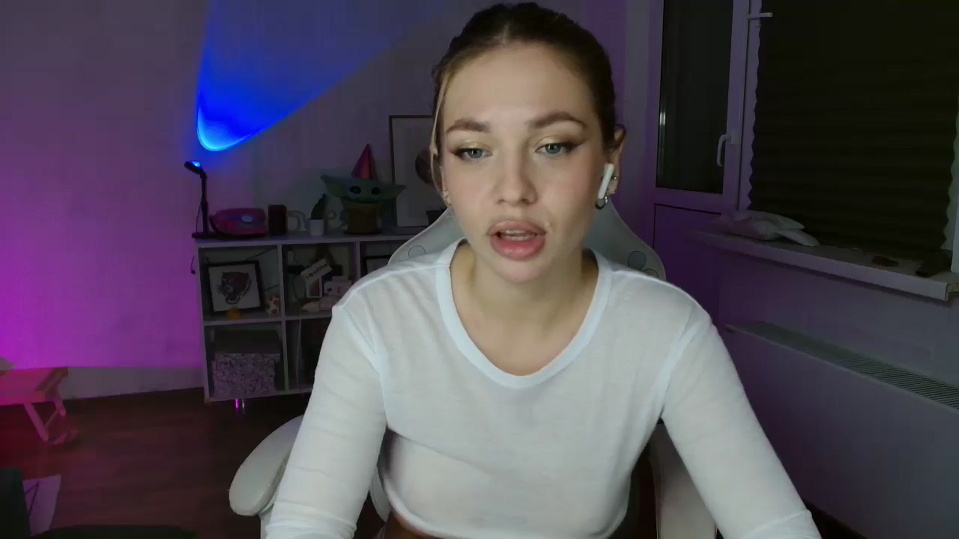 Gallery image thumbnail from FunnyMinni's myfreecams stream on, 10/06/2025, 20:27 image 2 of 20