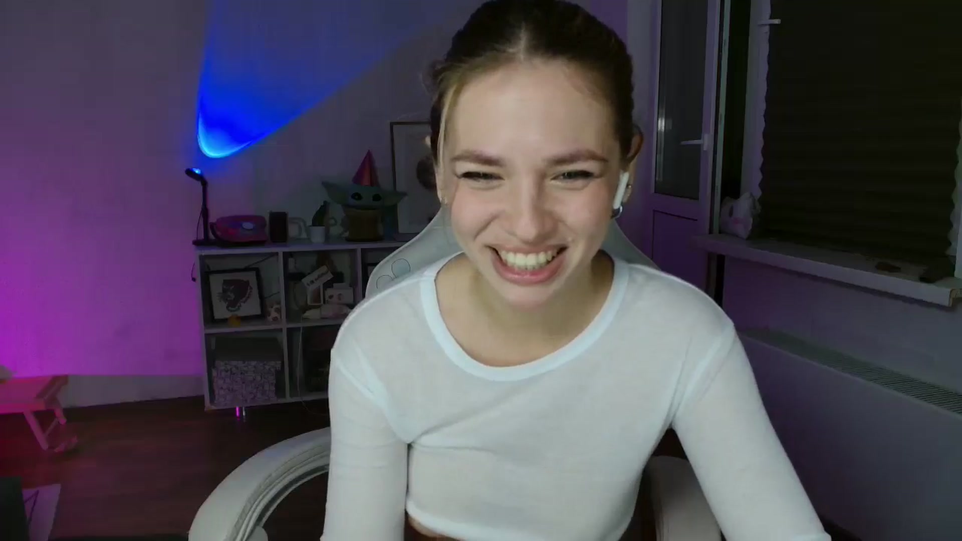 Gallery image thumbnail from FunnyMinni's myfreecams stream on, 10/06/2025, 20:27 image 17 of 20