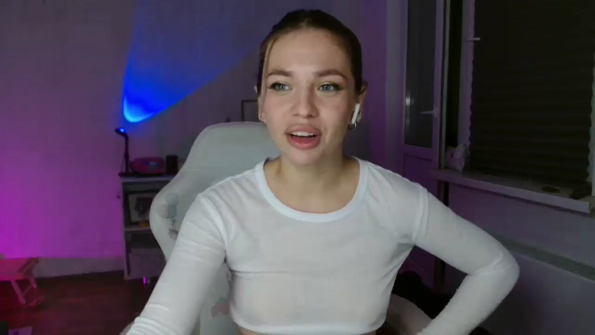 Gallery image thumbnail from FunnyMinni's myfreecams stream on, 10/06/2025, 20:27 image 13 of 20