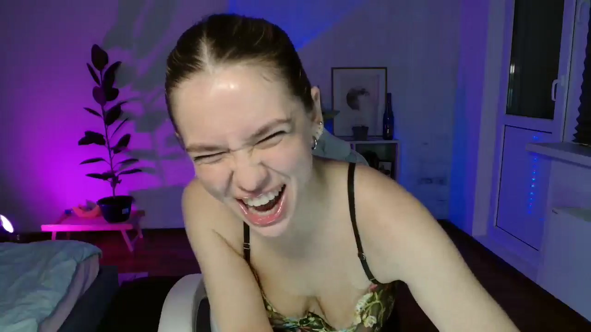 Gallery image thumbnail from FunnyMinni's myfreecams stream on, 10/13/2025, 20:28 image 20 of 20