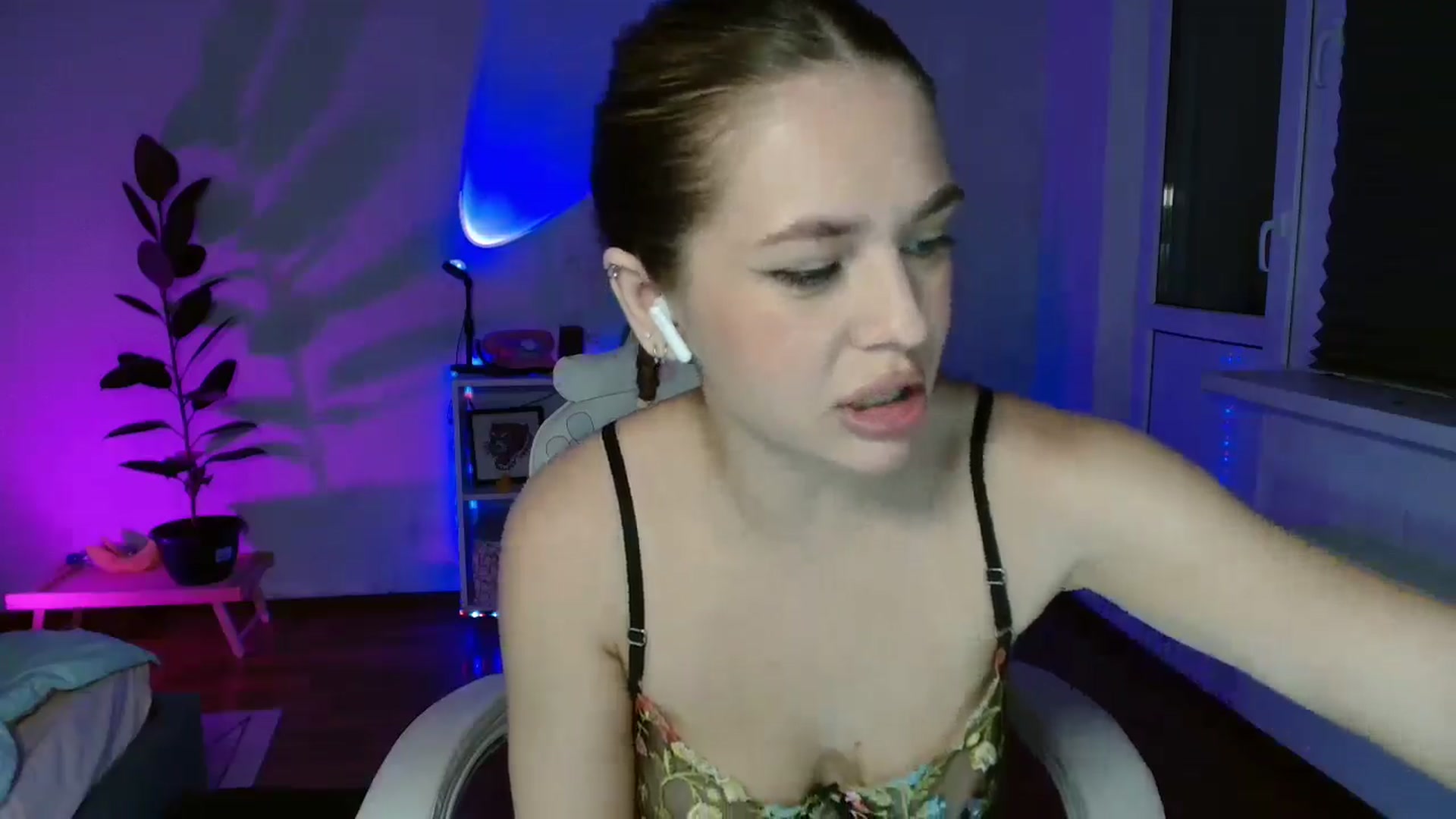 Gallery image thumbnail from FunnyMinni's myfreecams stream on, 10/13/2025, 20:28 image 3 of 20