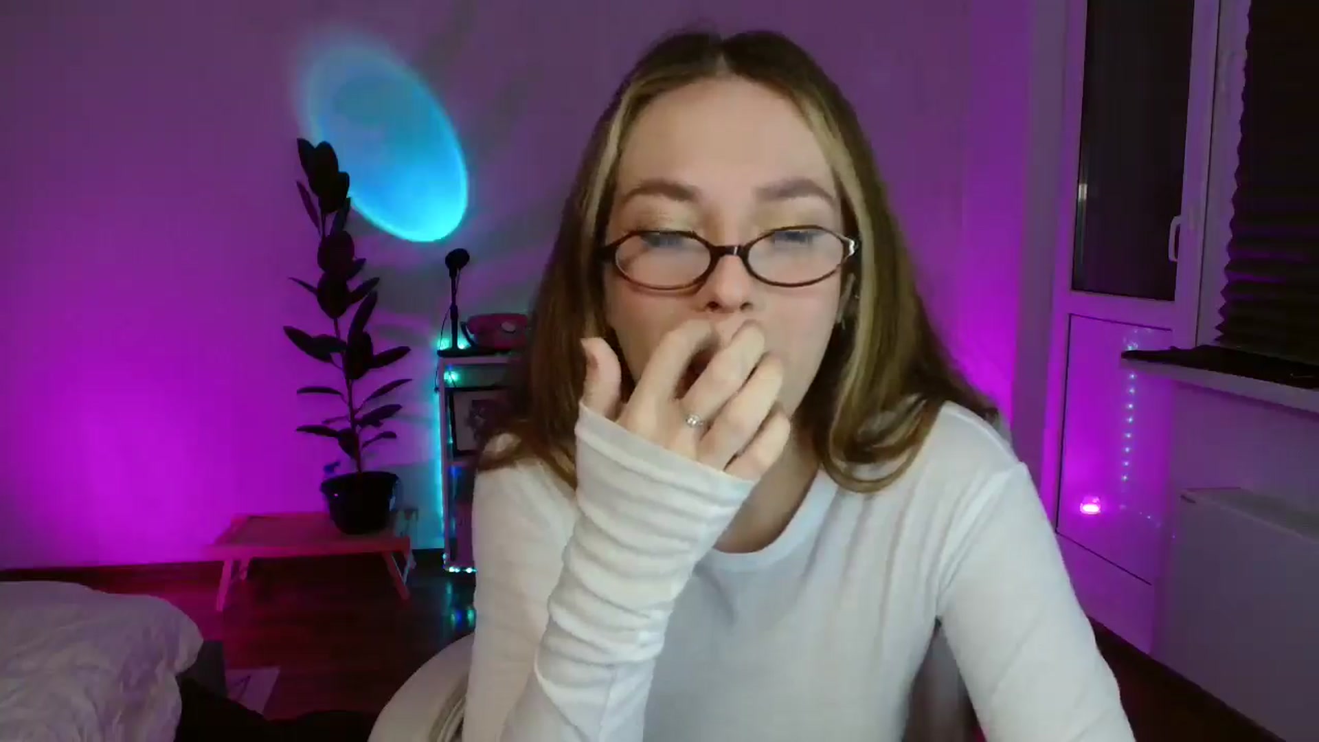 Gallery image thumbnail from FunnyMinni's myfreecams stream on, 10/23/2025, 18:37 image 5 of 20