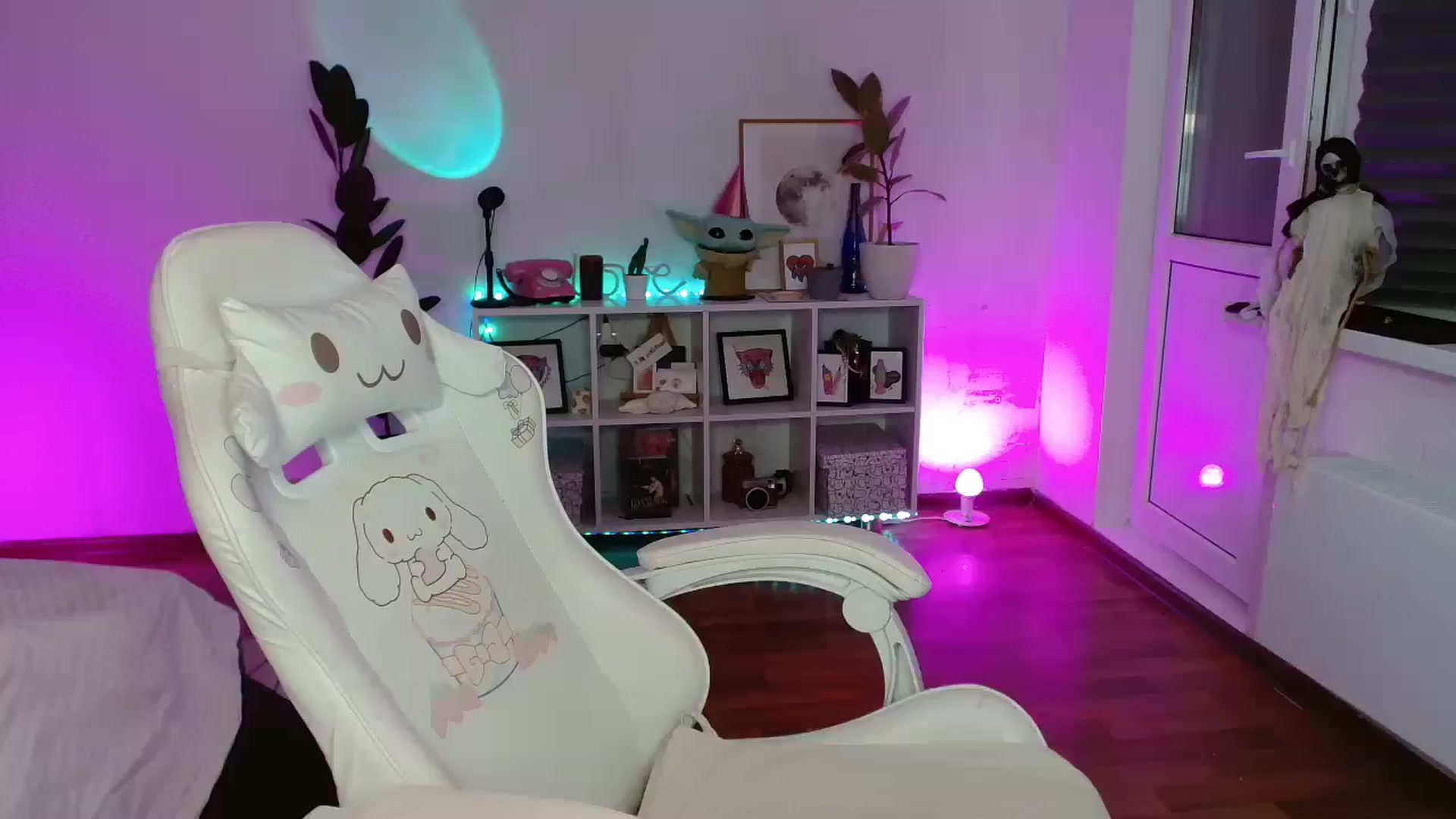 Gallery image thumbnail from FunnyMinni's myfreecams stream on, 10/24/2025, 20:30 image 10 of 20