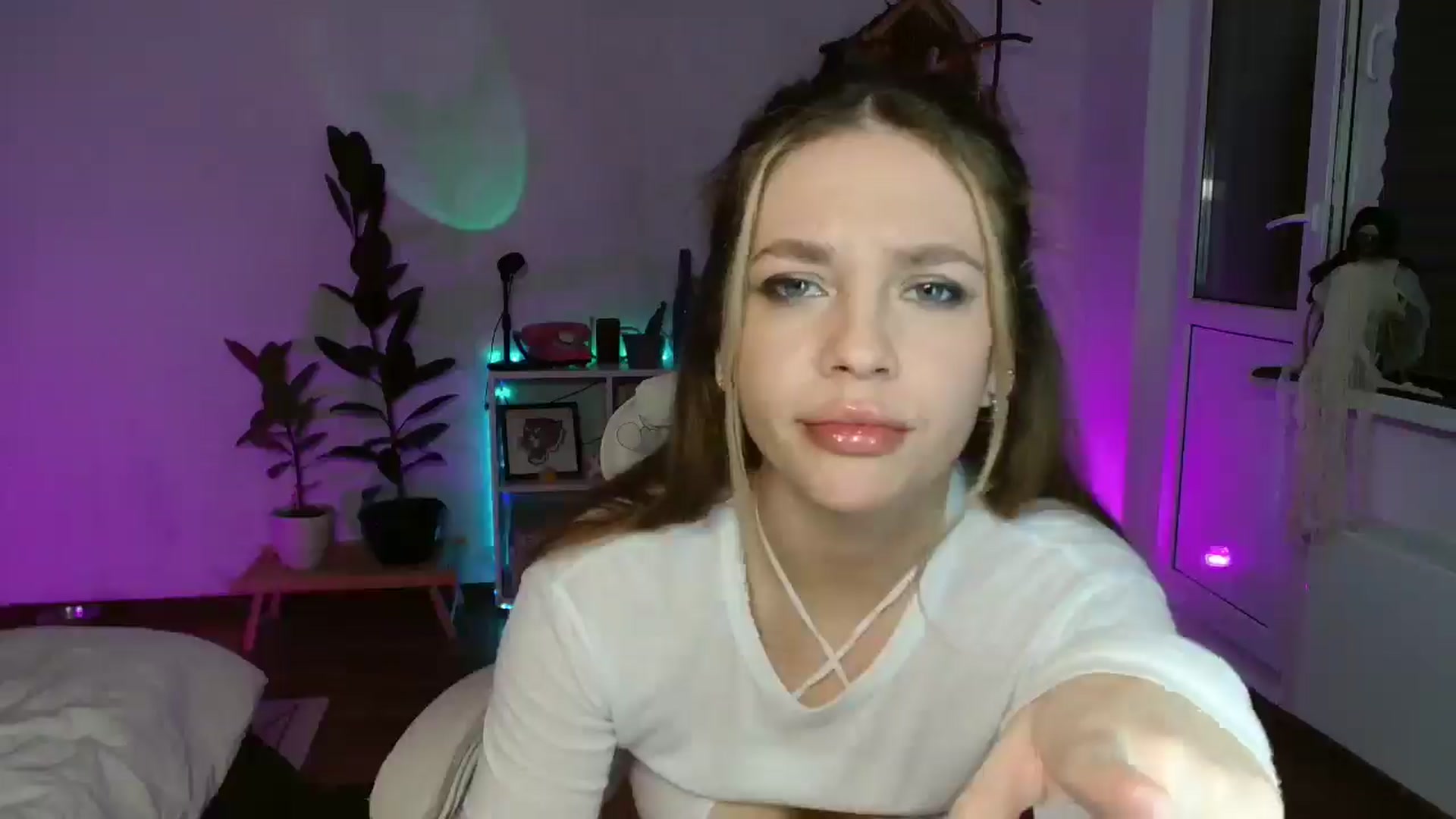 Gallery image thumbnail from FunnyMinni's myfreecams stream on, 10/27/2025, 20:38 image 8 of 20