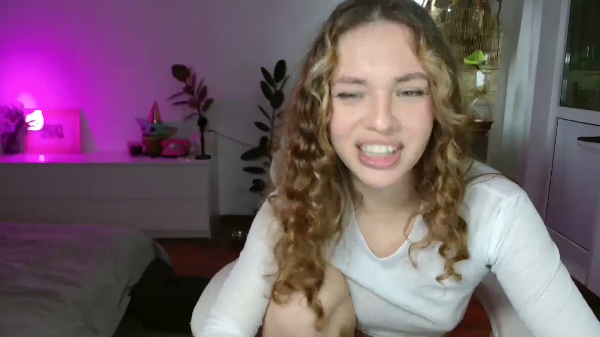 Gallery image thumbnail from FunnyMinni's myfreecams stream on, 11/15/2025, 19:21 image 11 of 20