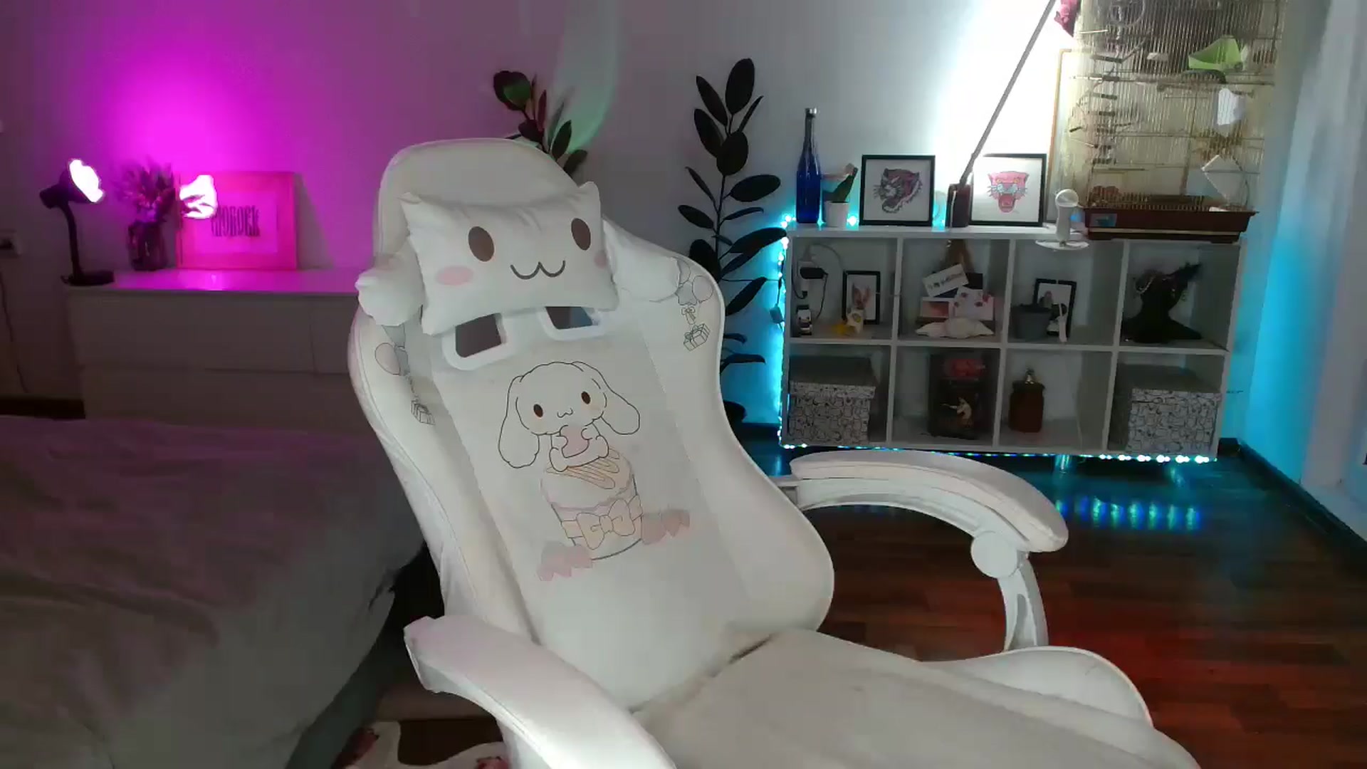 Gallery image thumbnail from FunnyMinni's myfreecams stream on, 11/15/2025, 20:55 image 12 of 20