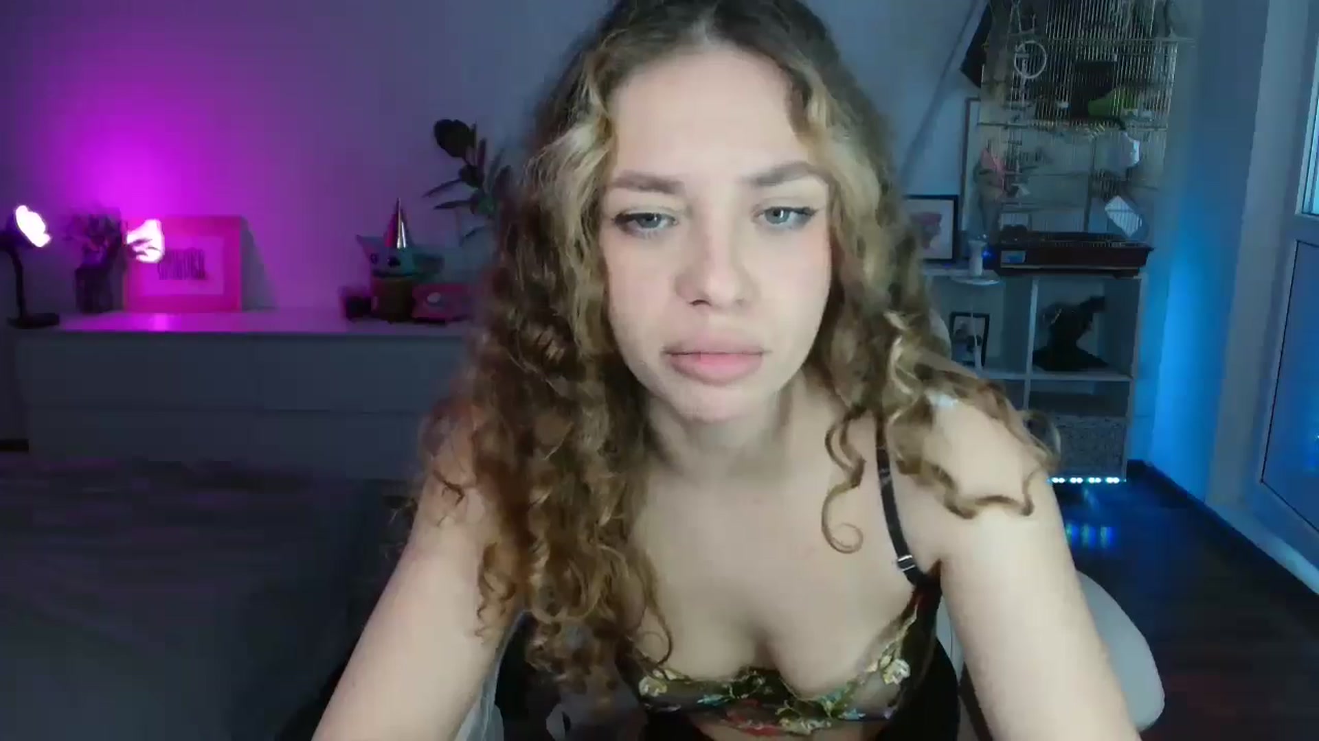 Gallery image thumbnail from FunnyMinni's myfreecams stream on, 11/16/2025, 08:44 image 2 of 20