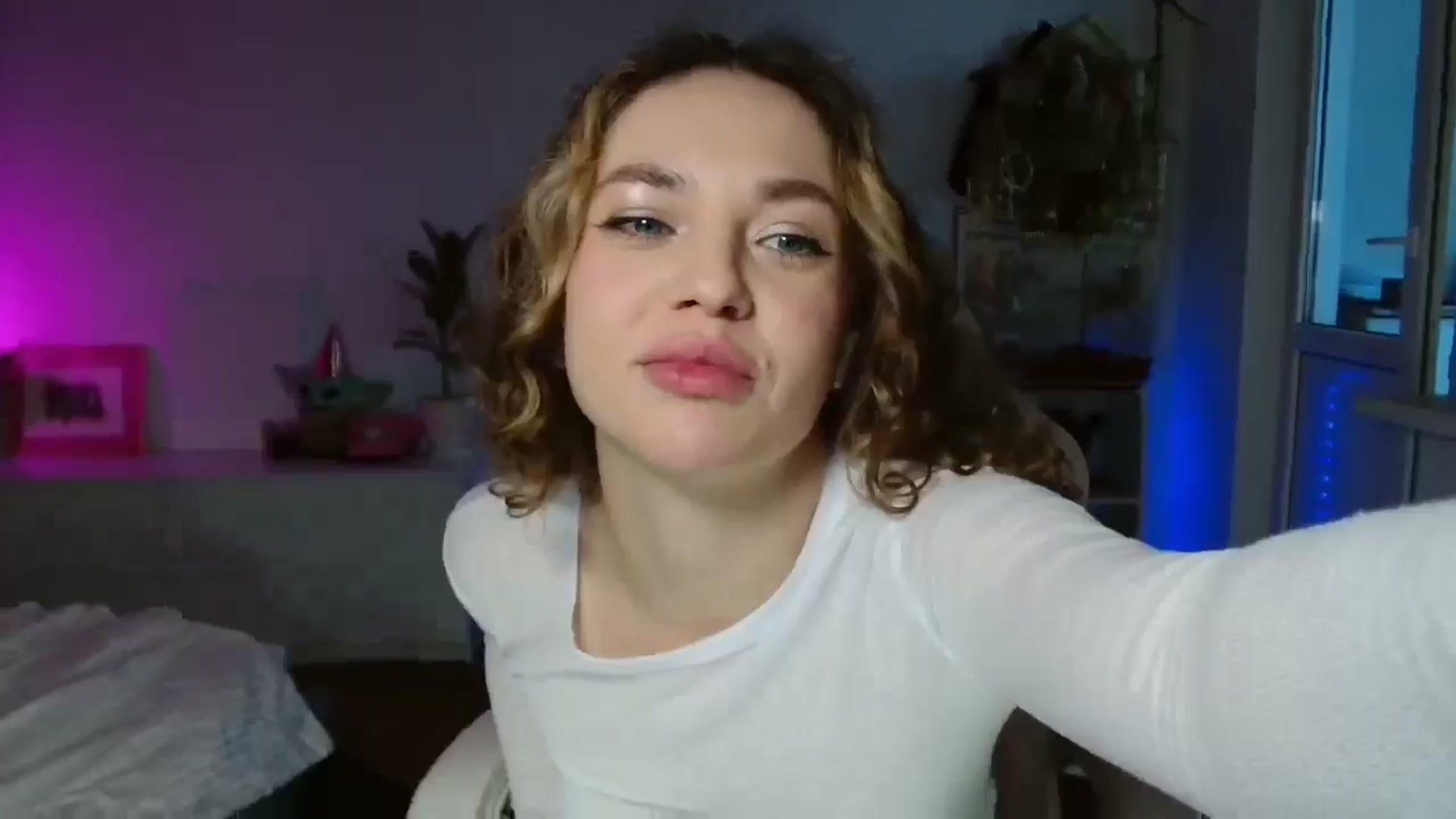 Gallery image thumbnail from FunnyMinni's myfreecams stream on, 12/10/2025, 07:20 image 2 of 20