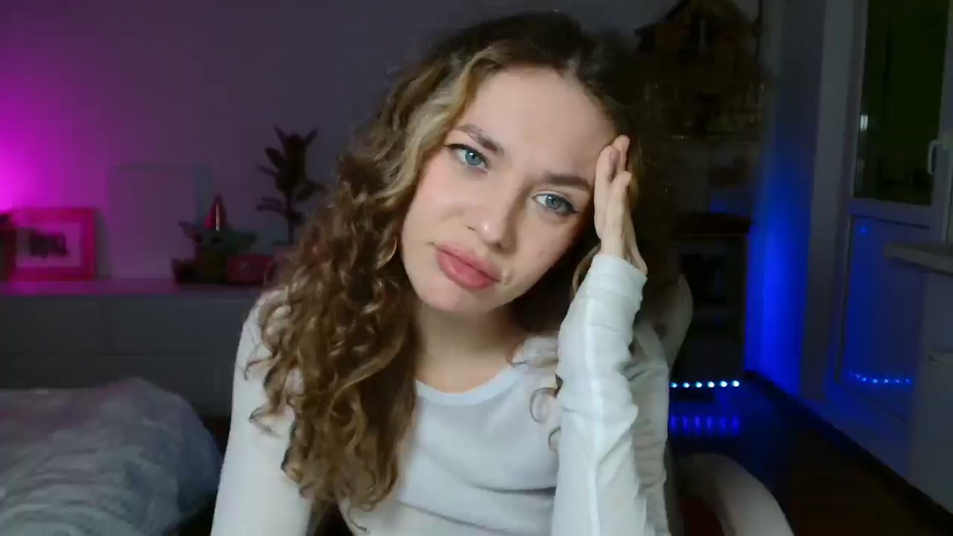 Gallery image thumbnail from FunnyMinni's myfreecams stream on, 12/10/2025, 18:30 image 15 of 20