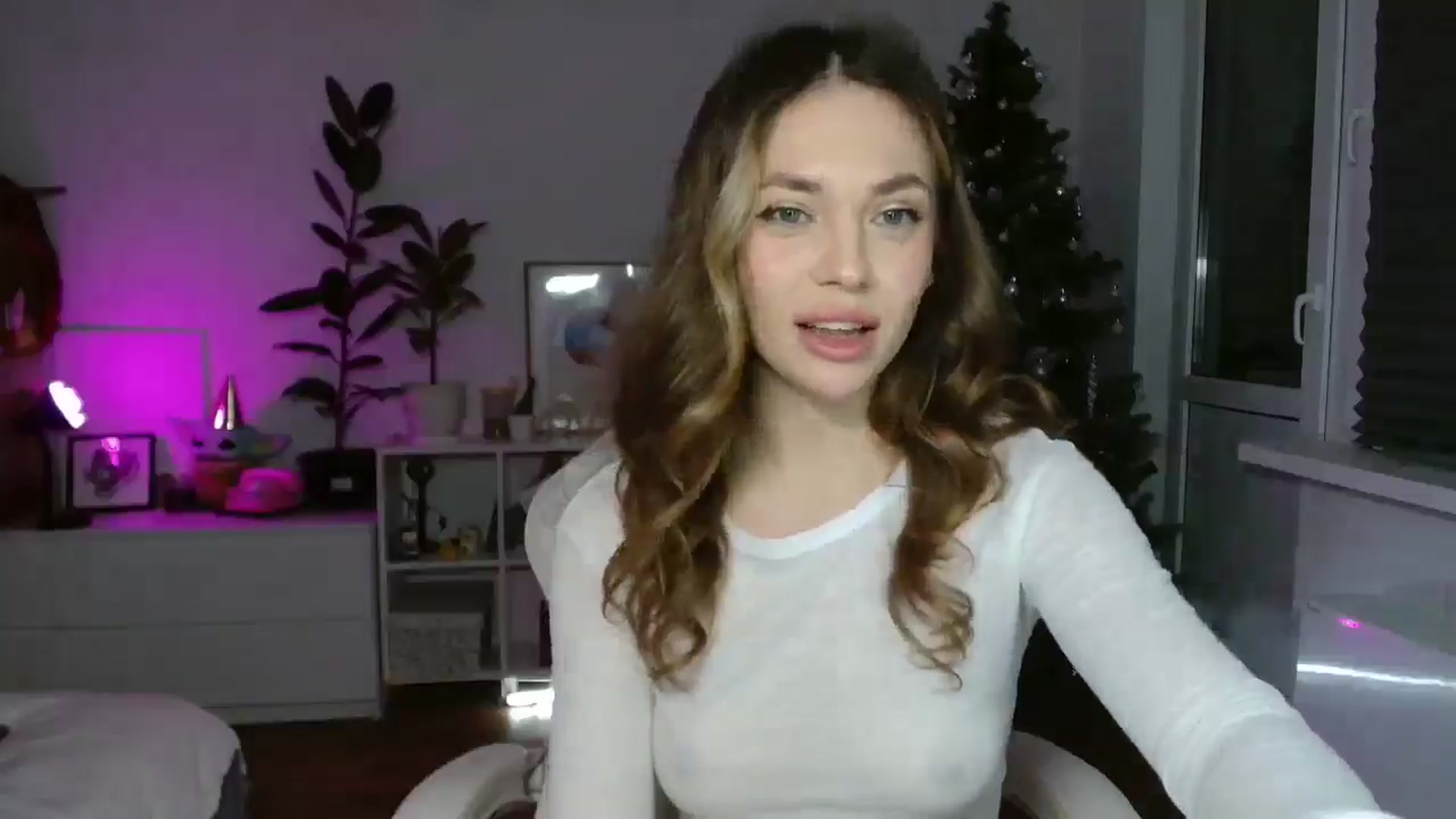Gallery image thumbnail from FunnyMinni's myfreecams stream on, 12/16/2025, 20:24 image 12 of 20