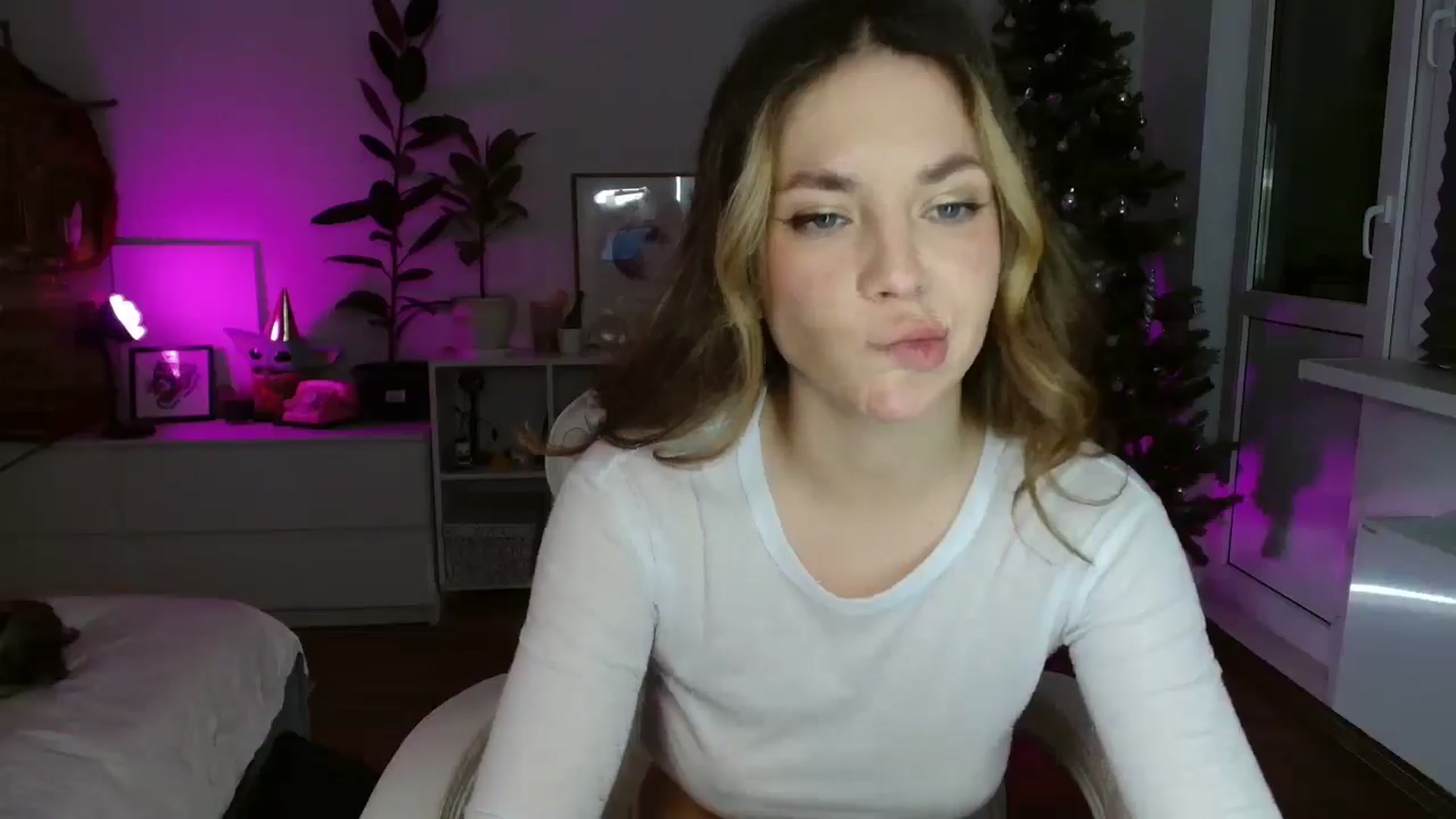 Gallery image thumbnail from FunnyMinni's myfreecams stream on, 12/16/2025, 20:24 image 13 of 20