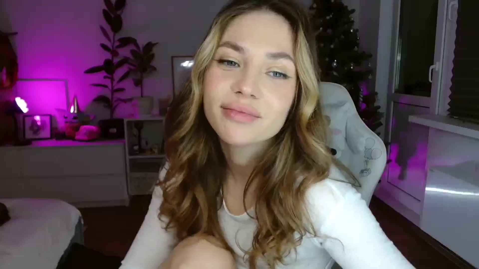 Gallery image thumbnail from FunnyMinni's myfreecams stream on, 12/16/2025, 20:24 image 20 of 20