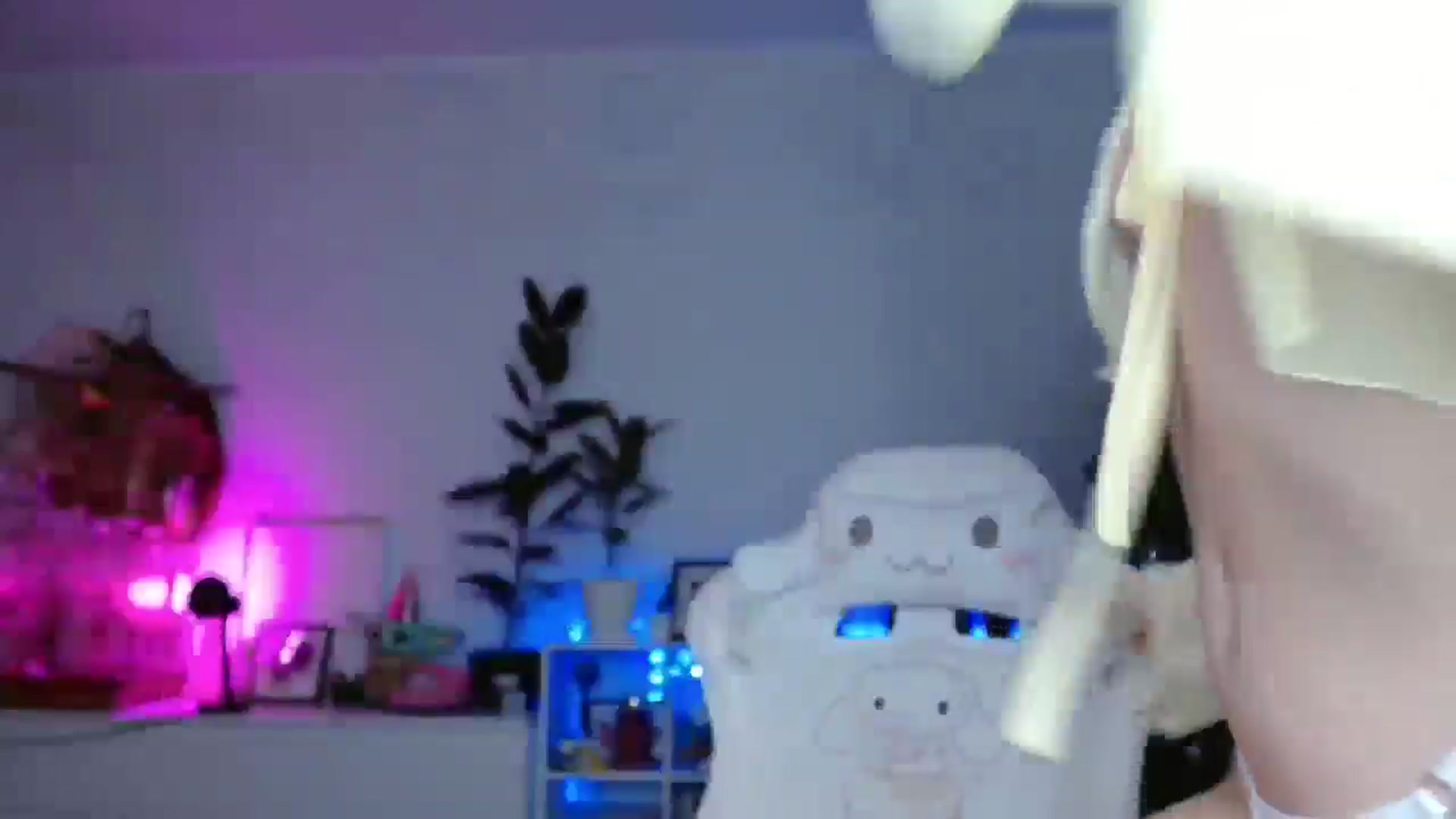 Gallery image thumbnail from FunnyMinni's myfreecams stream on, 12/17/2025, 20:25 image 8 of 20