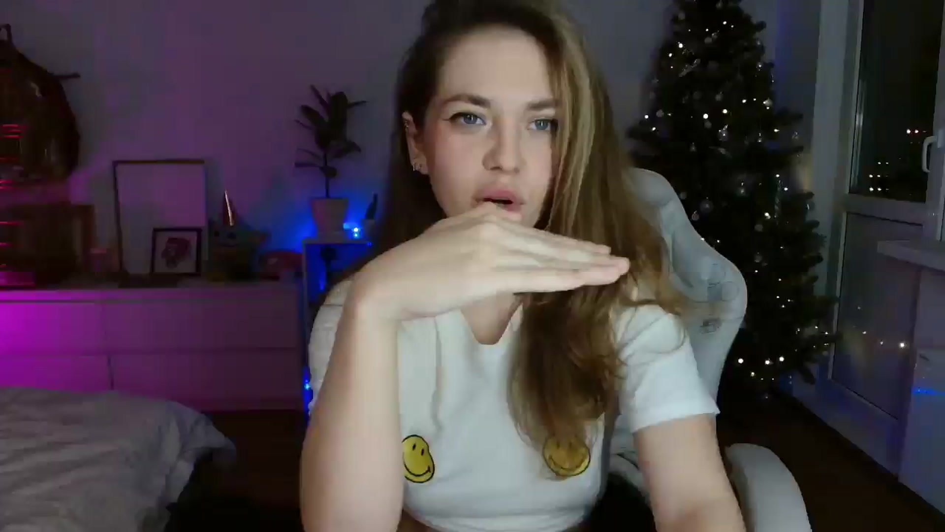 Gallery image thumbnail from FunnyMinni's myfreecams stream on, 12/23/2025, 20:48 image 13 of 20