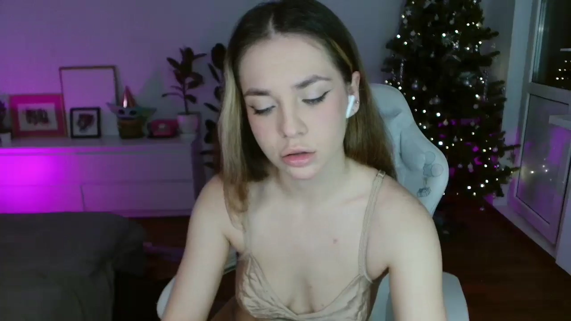 Gallery image thumbnail from FunnyMinni's myfreecams stream on, 12/28/2025, 19:07 image 2 of 20