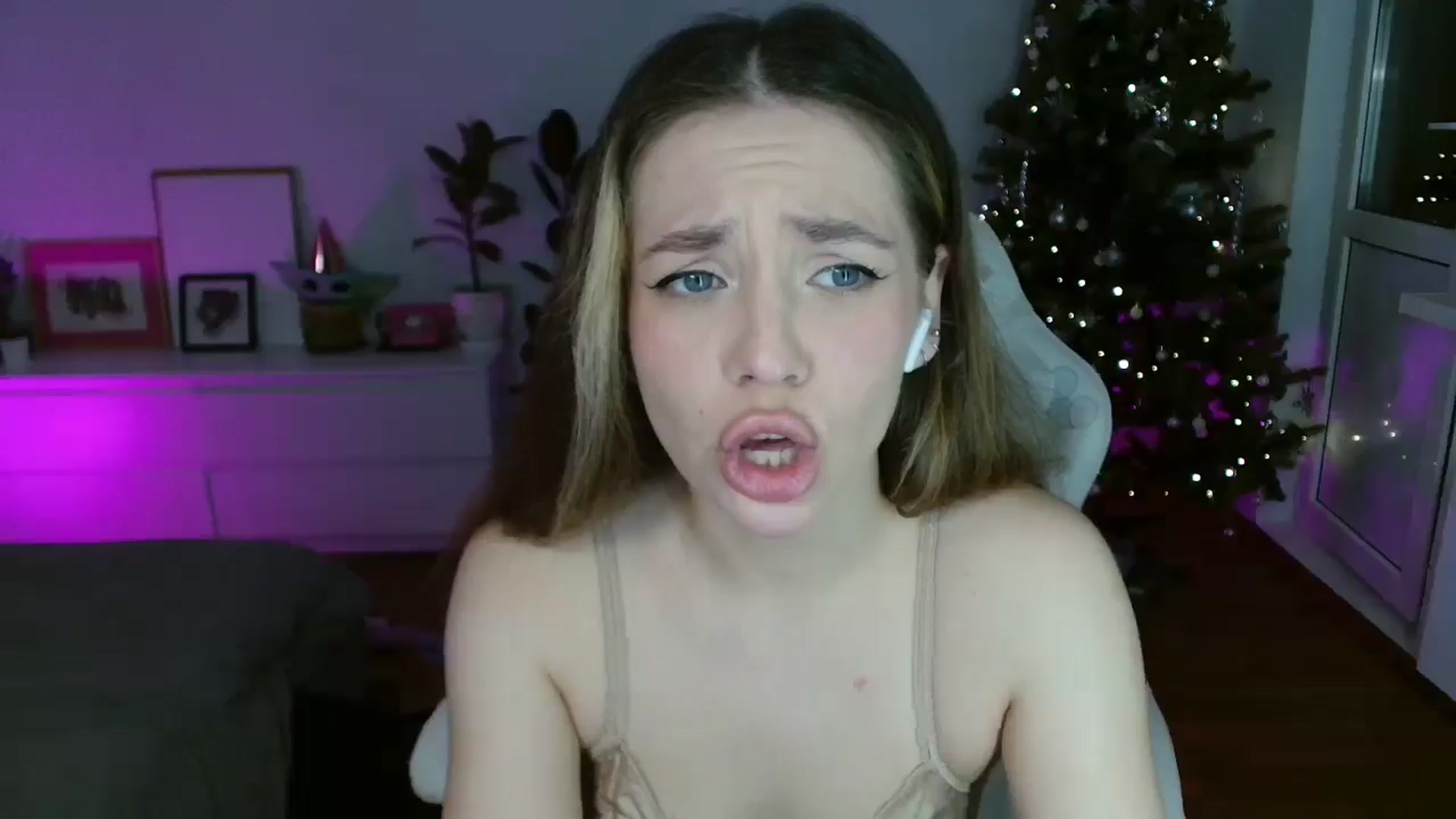 Gallery image thumbnail from FunnyMinni's myfreecams stream on, 12/28/2025, 19:07 image 10 of 20