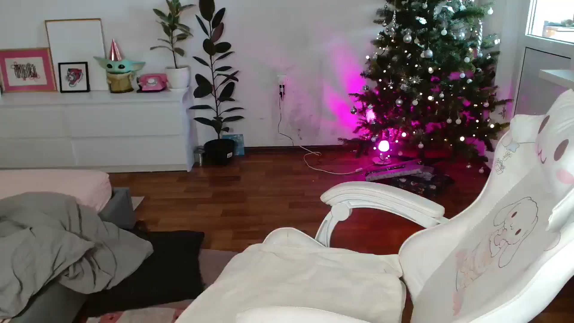Gallery image thumbnail from FunnyMinni's myfreecams stream on, 12/29/2025, 07:02 image 15 of 20