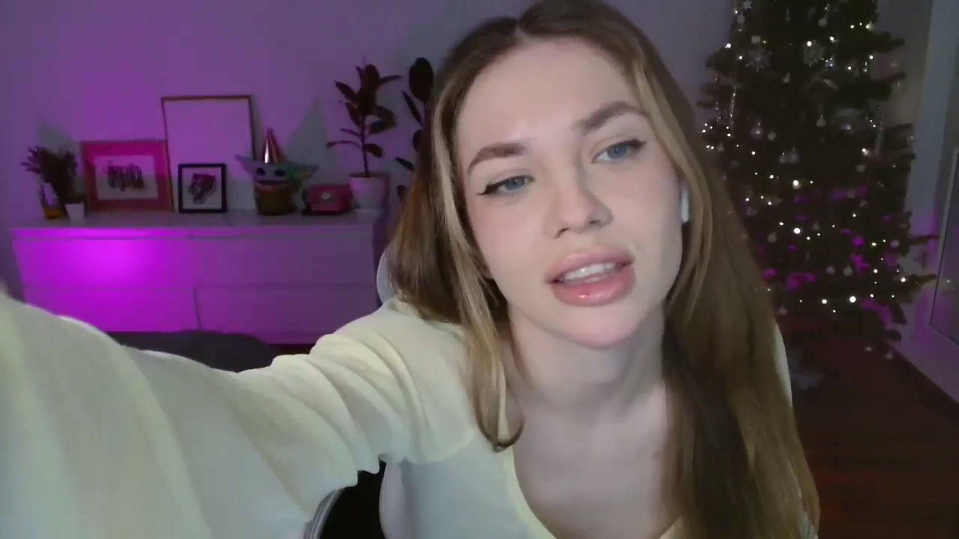 Gallery image thumbnail from FunnyMinni's myfreecams stream on, 12/29/2025, 20:42 image 2 of 20
