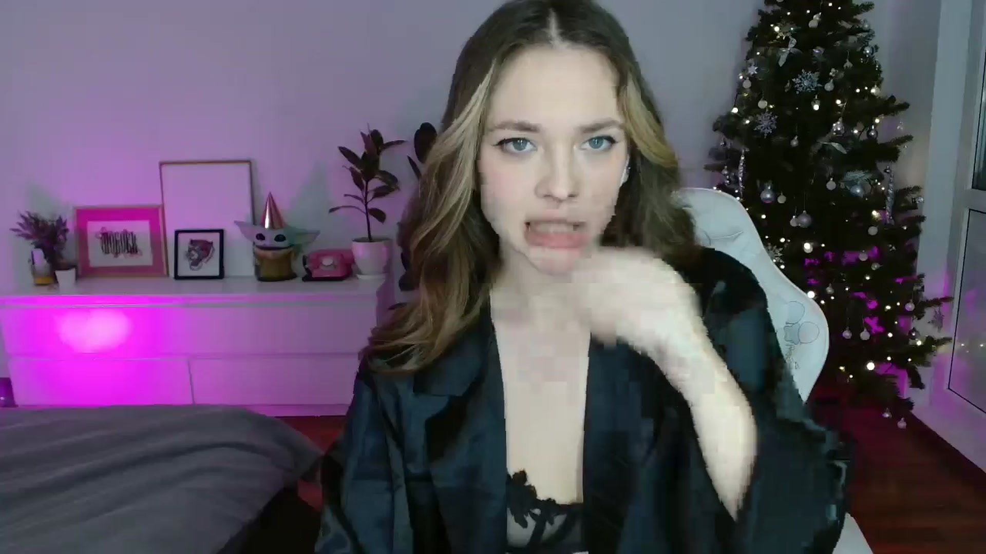 Gallery image thumbnail from FunnyMinni's myfreecams stream on, 12/30/2025, 19:08 image 19 of 20