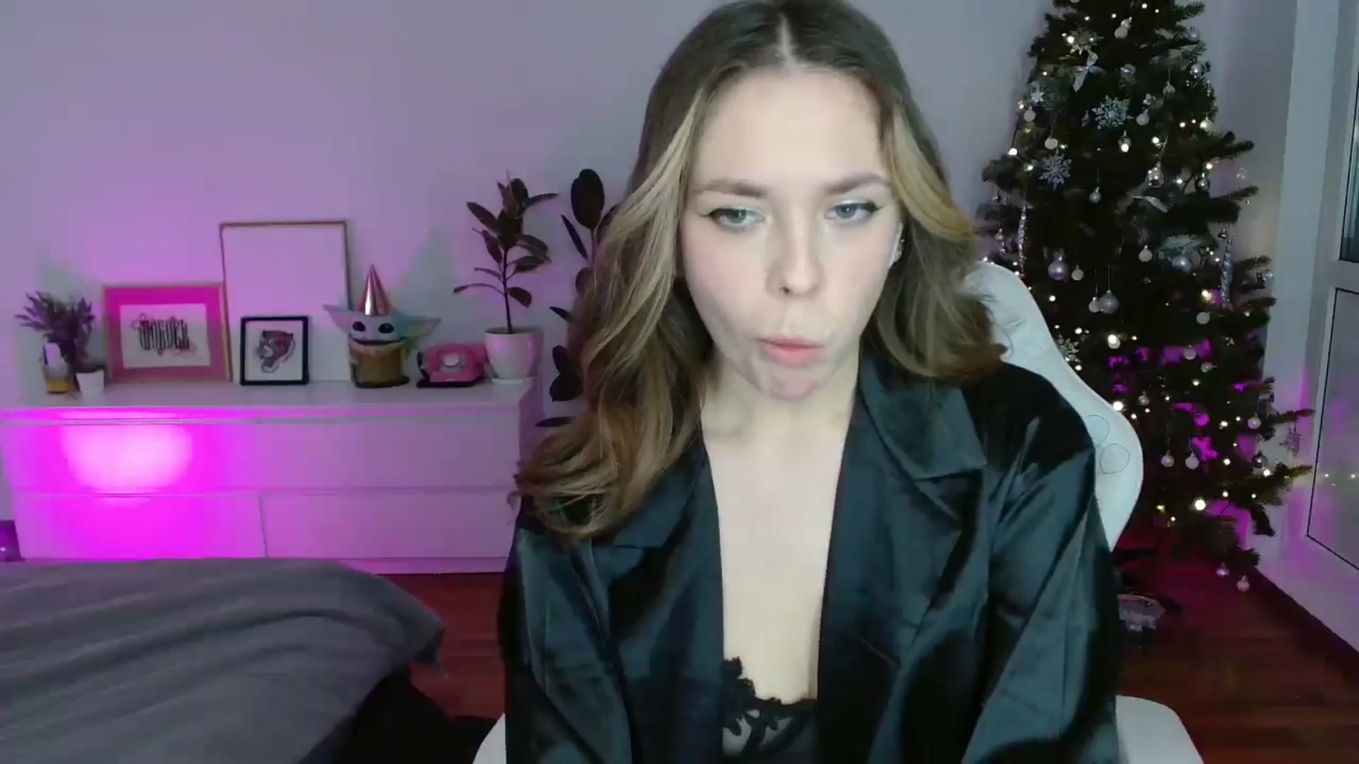 Gallery image thumbnail from FunnyMinni's myfreecams stream on, 12/30/2025, 19:08 image 18 of 20