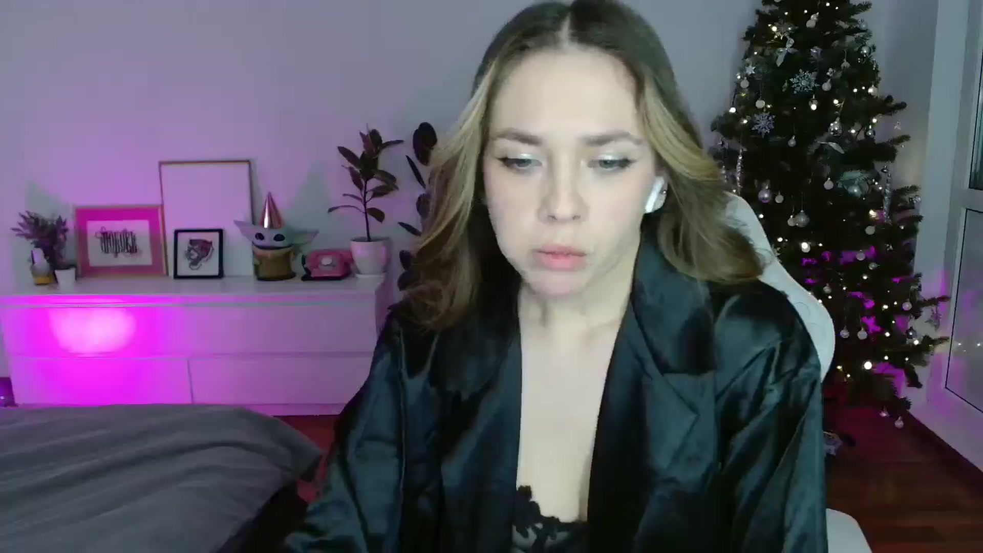 Gallery image thumbnail from FunnyMinni's myfreecams stream on, 12/30/2025, 19:08 image 17 of 20