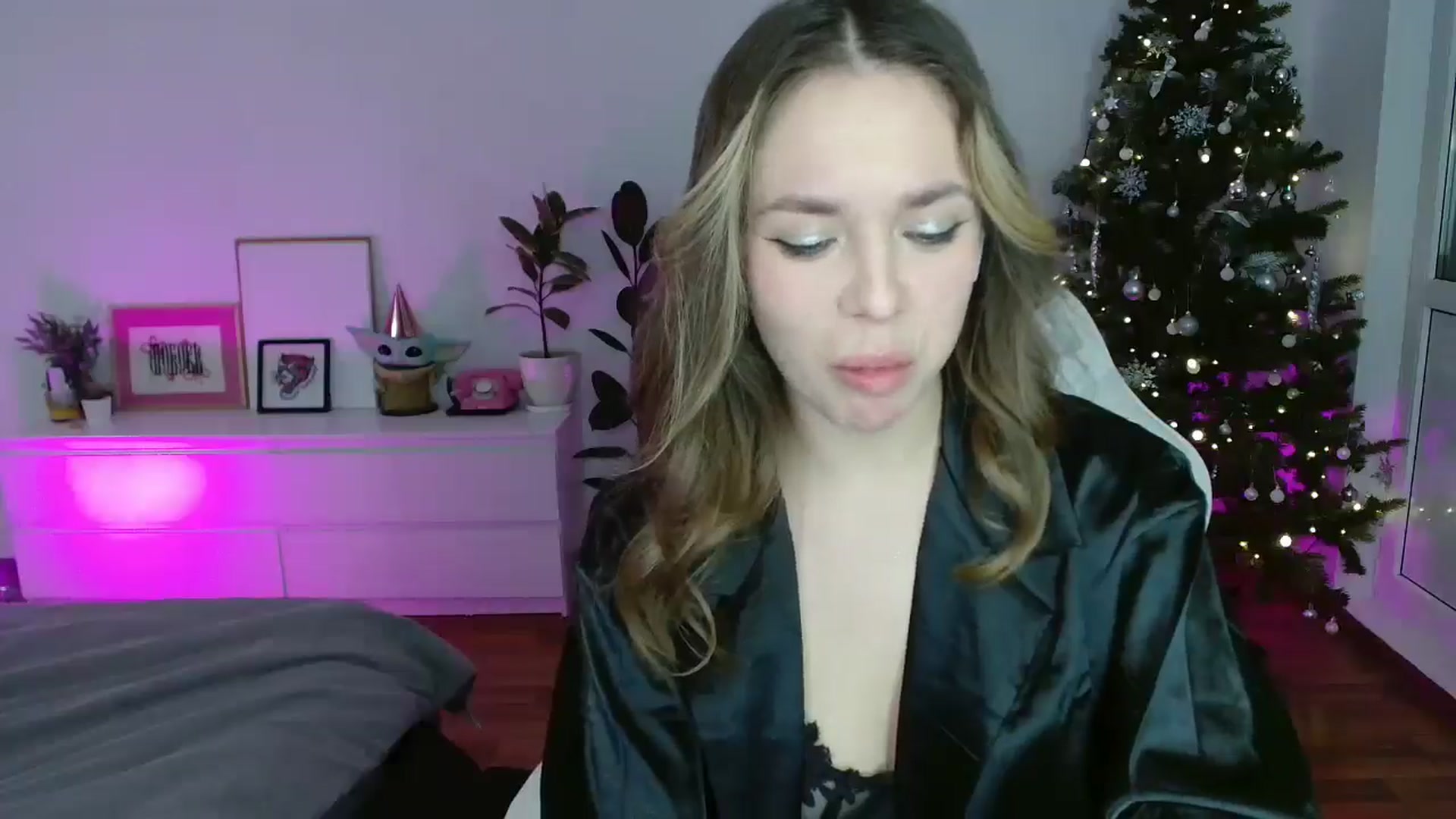 Gallery image thumbnail from FunnyMinni's myfreecams stream on, 12/30/2025, 19:08 image 16 of 20
