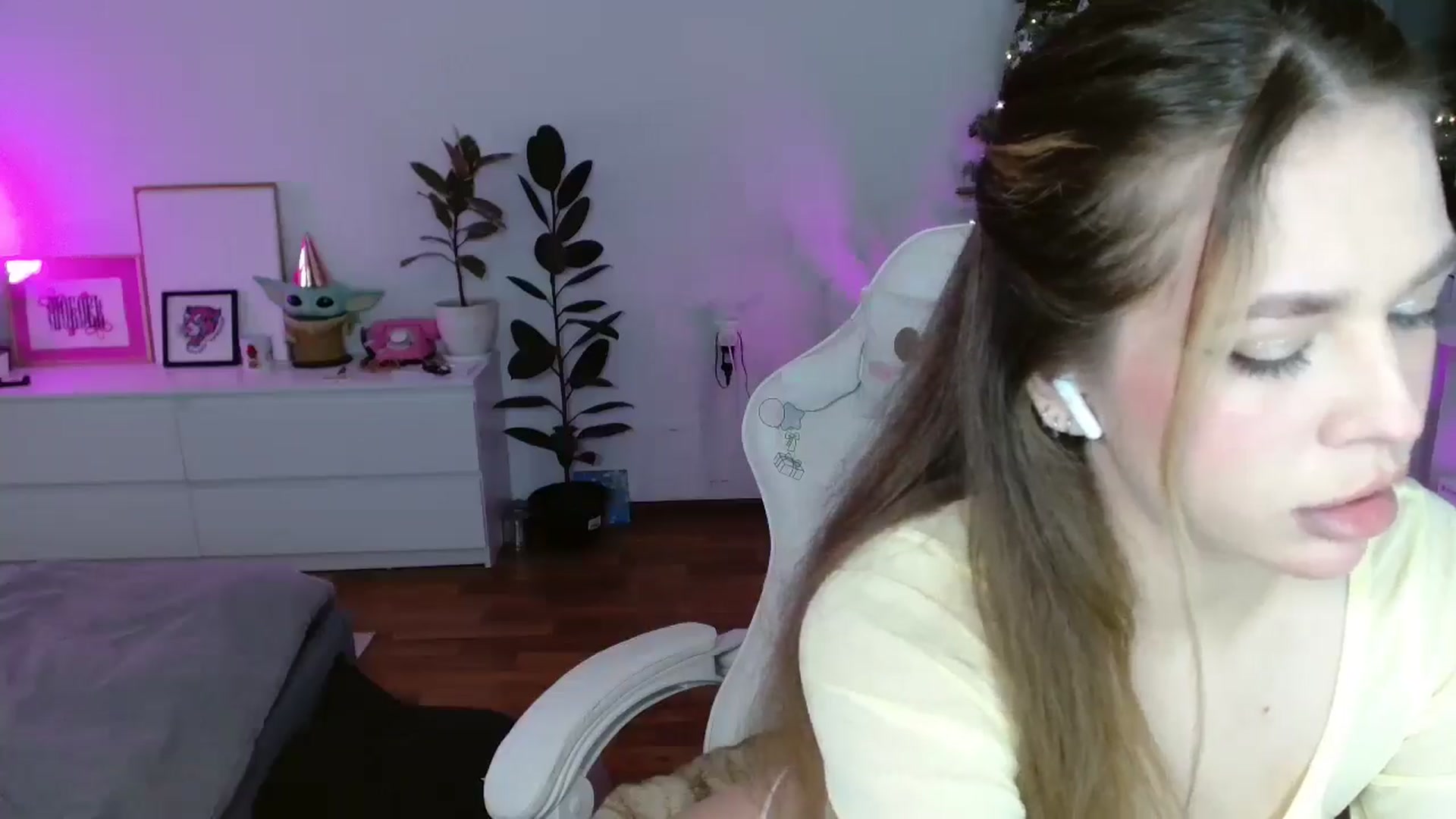 Gallery image thumbnail from FunnyMinni's myfreecams stream on, 01/05/2026, 19:00 image 4 of 20