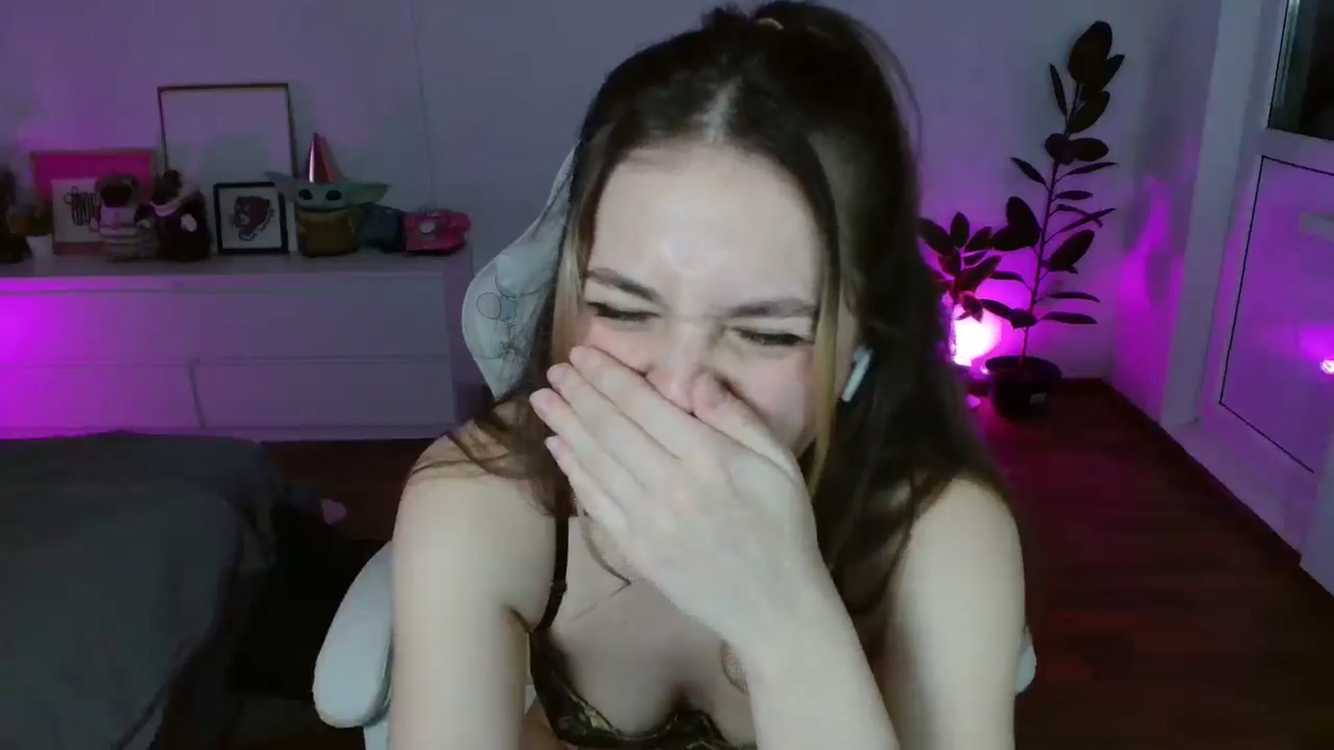 Gallery image thumbnail from FunnyMinni's myfreecams stream on, 02/17/2026, 20:32 image 14 of 20