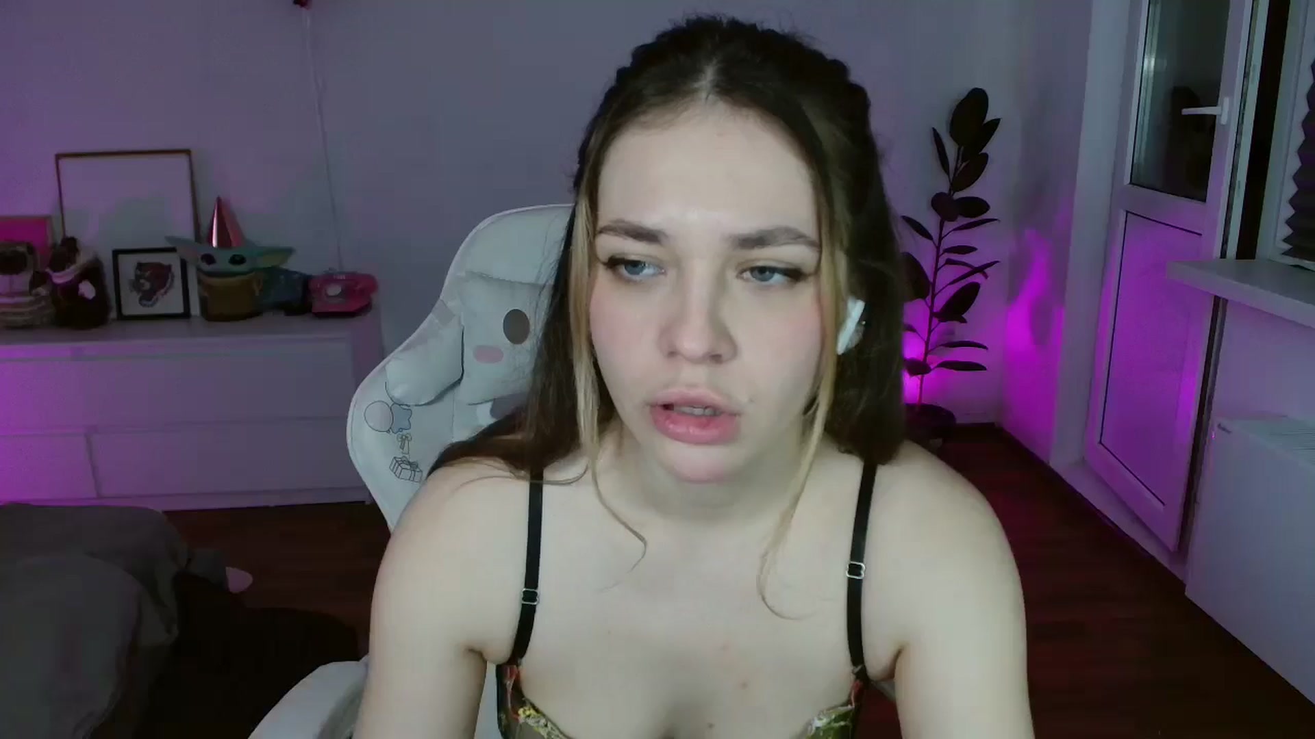 Gallery image thumbnail from FunnyMinni's myfreecams stream on, 02/17/2026, 20:32 image 6 of 20