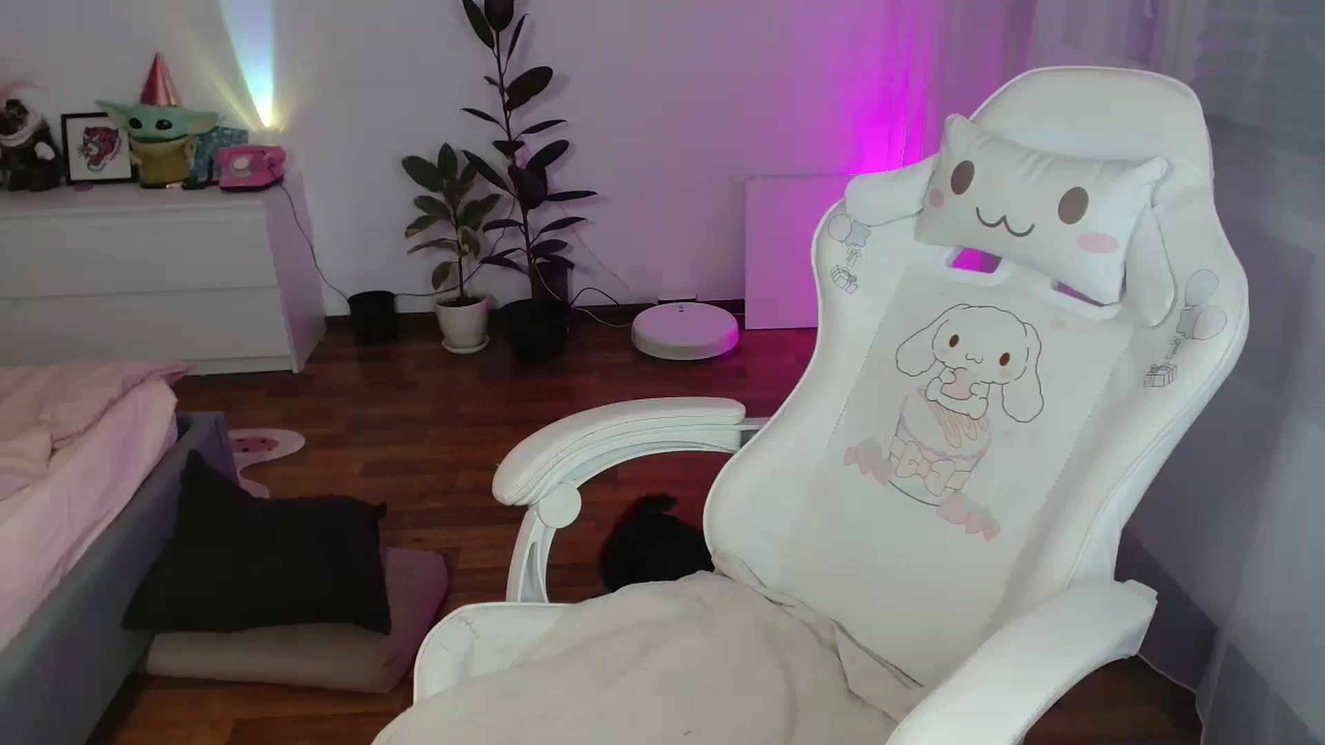 Gallery image thumbnail from FunnyMinni's myfreecams stream on, 04/19/2026, 21:39 image 12 of 20