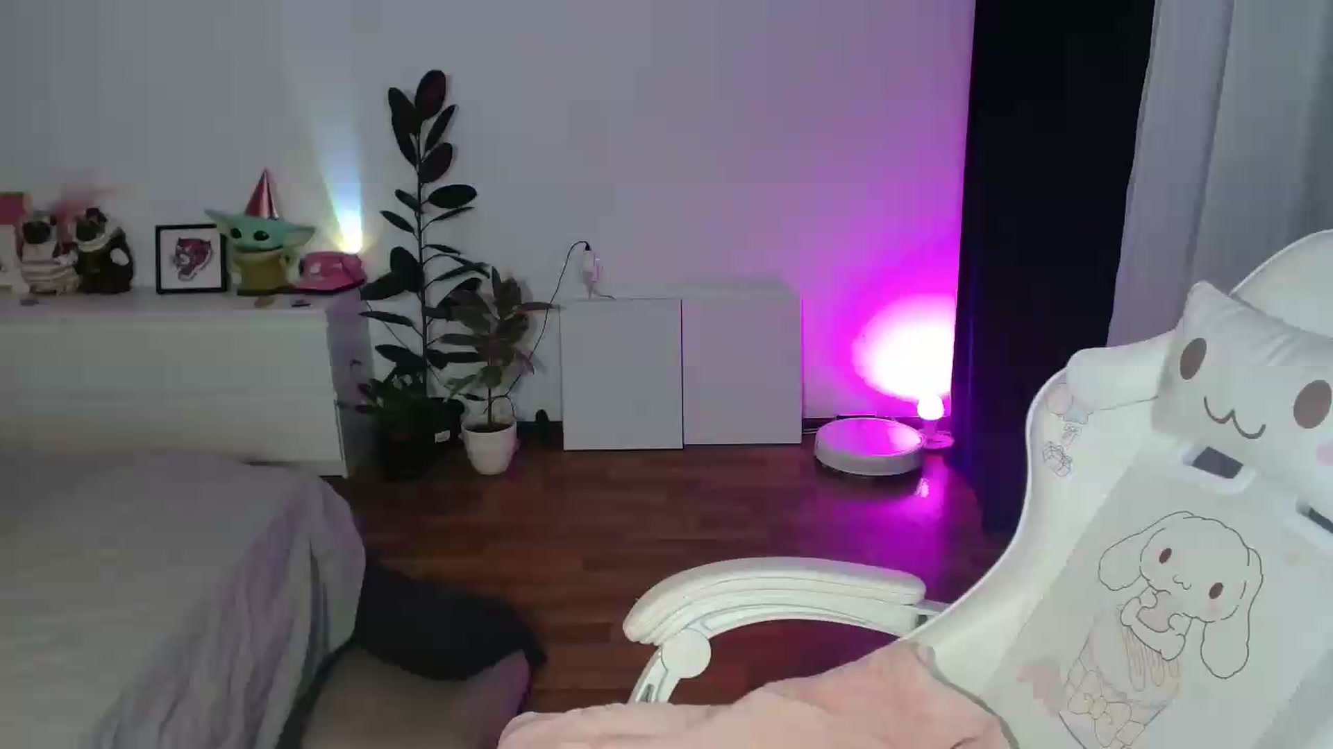 Gallery image thumbnail from FunnyMinni's myfreecams stream on, 05/14/2026, 20:20 image 10 of 20