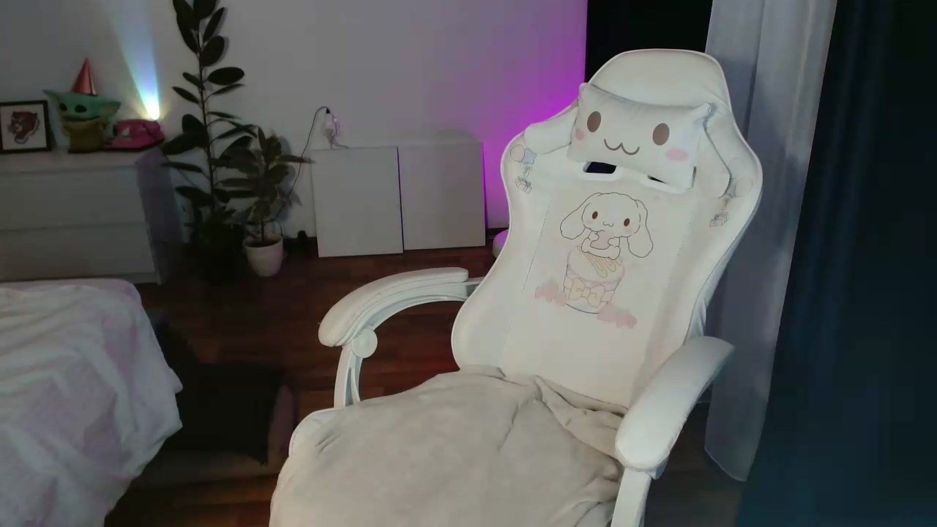Gallery image thumbnail from FunnyMinni's myfreecams stream on, 05/20/2026, 20:38 image 10 of 20